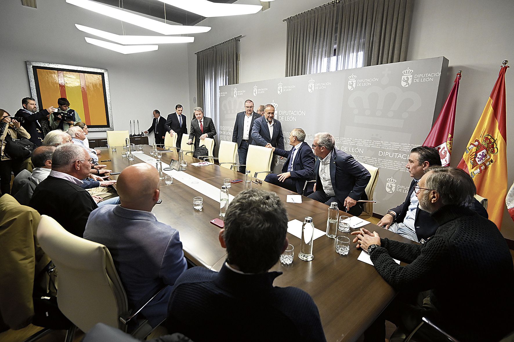 Un instante de la reunión de Santano con los alcaldes de Feve en la Diputación | SAÚL ARÉN Un instante de la reunión de Santano con los alcaldes de Feve en la Diputación | SAÚL ARÉN