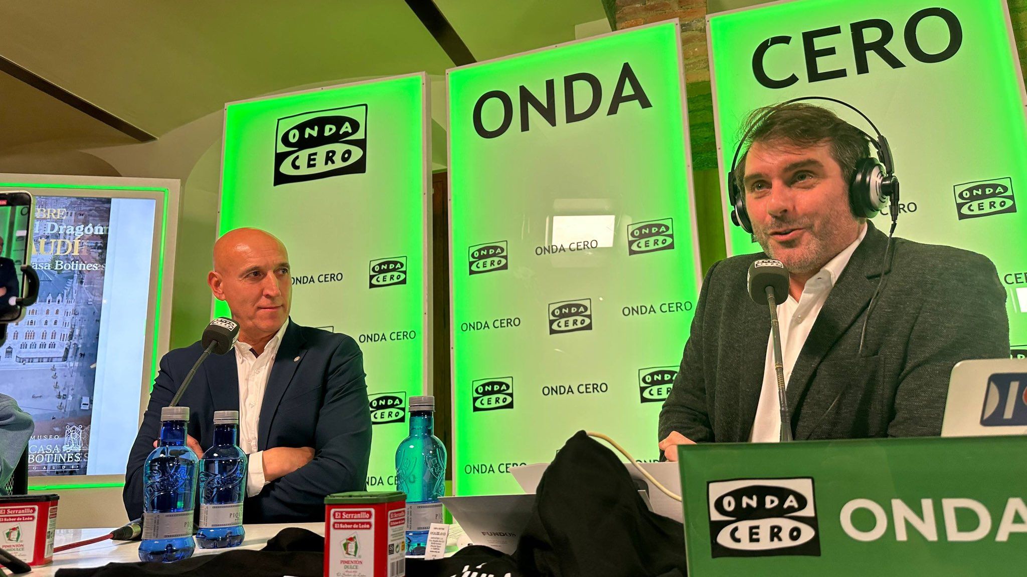 El alcalde de León, José Antonio Diez, junto al periodista Rafa Latorre durante emisión de 'La Brújula' de Onda Cero. | LNC El alcalde de León, José Antonio Diez, junto al periodista Rafa Latorre durante emisión de 'La Brújula' de Onda Cero. | LNC