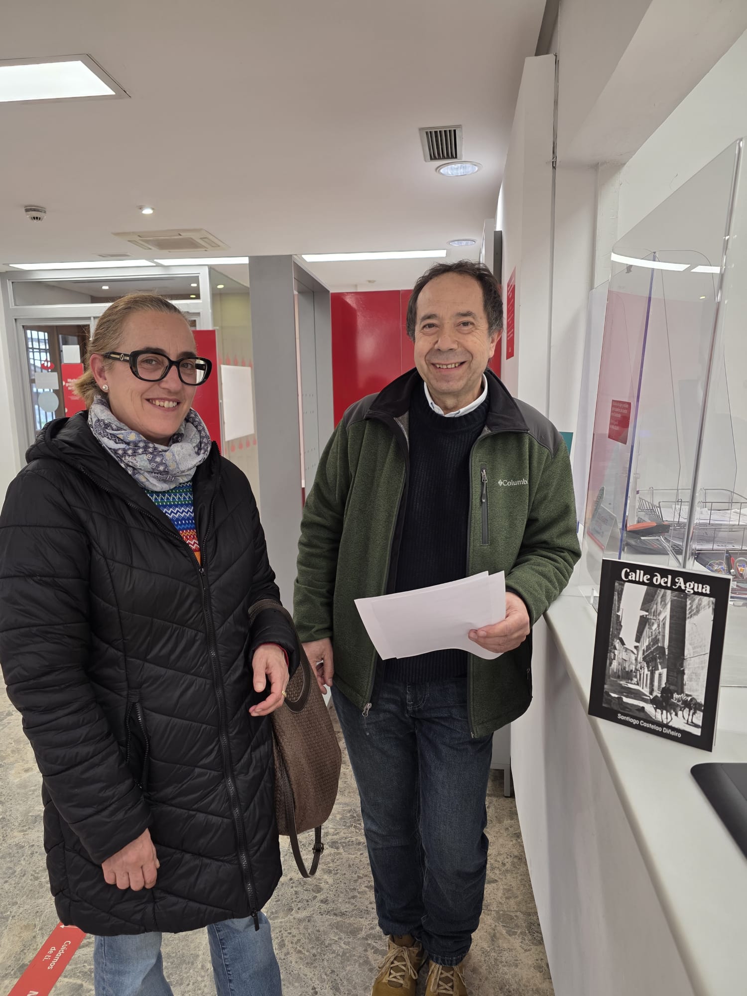 Santiago Castelao junto la técnico de Turismo Cristina, en el ingreso del dinero recaudado.