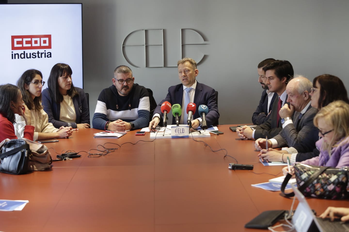 Un instante de la firma del acuerdo. | FERNANDO OTERO