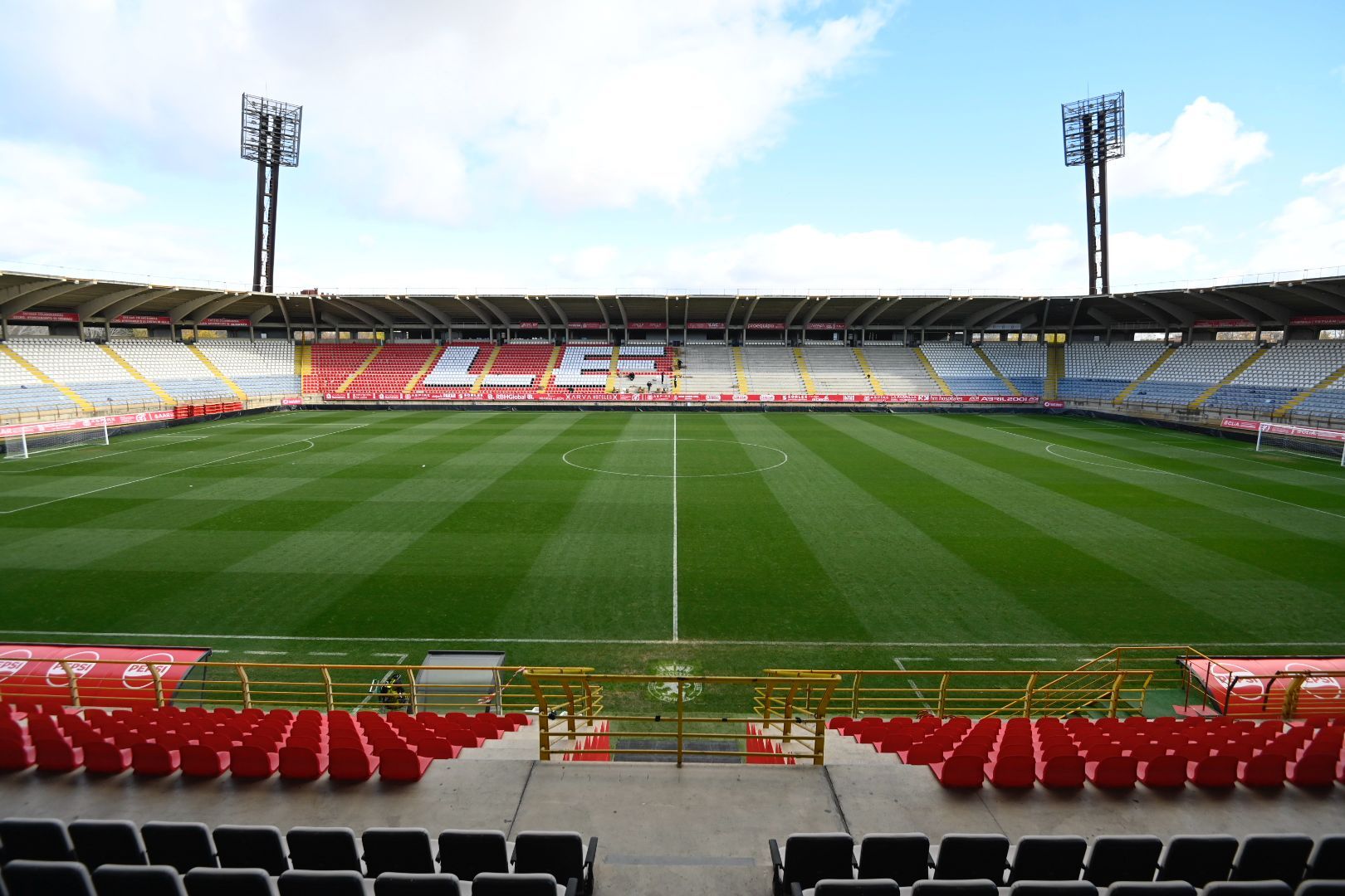 Uno de los momentos del lavado de imagen del Reino de León y del estreno de los palcos VIP de la Cultural. SAÚL ARÉN (2)