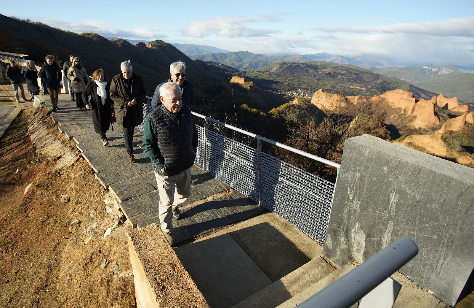 El consejero Santonja visitó este viernes el Mirador de Orellán. | CÉSAR SÁNCHEZ (ICAL)