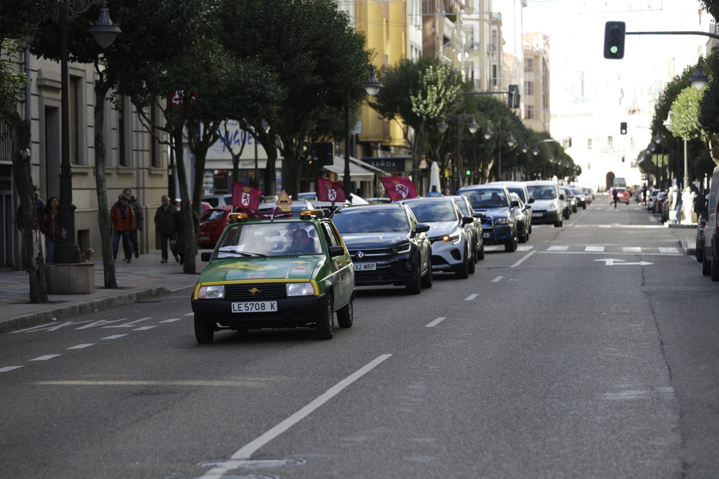 Caravana de coches por la Gran Vía de San Marcos de la capital leonesa. | FERNANDO OTERO Caravana de coches por la Gran Vía de San Marcos de la capital leonesa. | FERNANDO OTERO