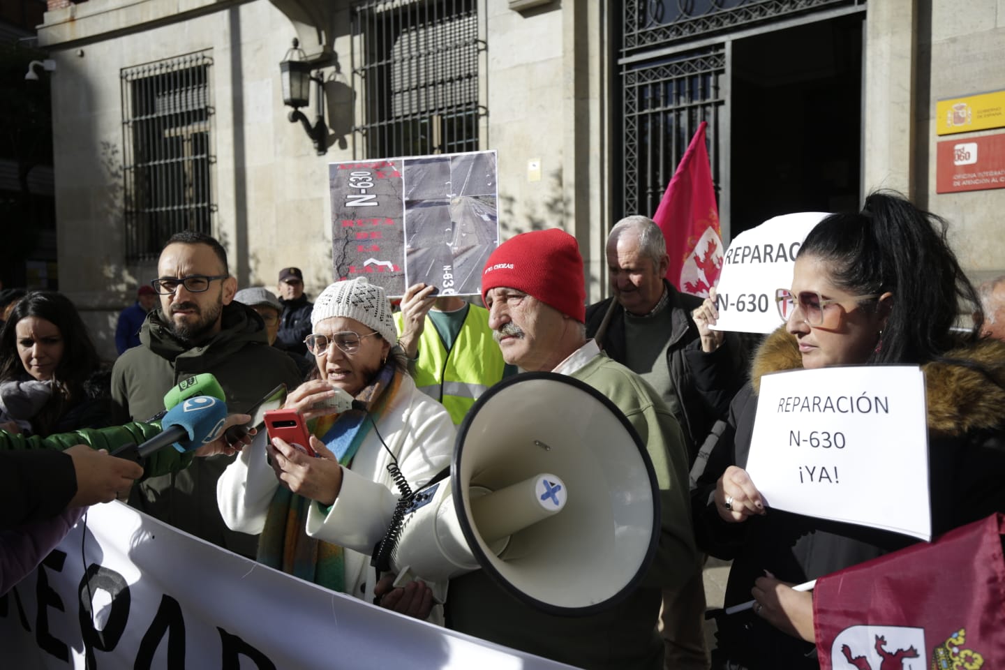 La alcaldesa de Ardón, Mónica Marne, leyendo el manifiesto frente a la Subdelegación. | FERNANDO OTERO La alcaldesa de Ardón, Mónica Marne, leyendo el manifiesto frente a la Subdelegación. | FERNANDO OTERO