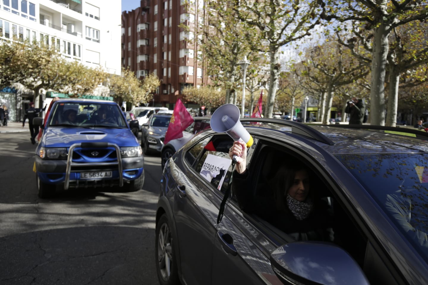 Caravana de coches a la llegada la Subdelegación del Gobierno en León. | FERNANDO OTERO Caravana de coches a la llegada la Subdelegación del Gobierno en León. | FERNANDO OTERO