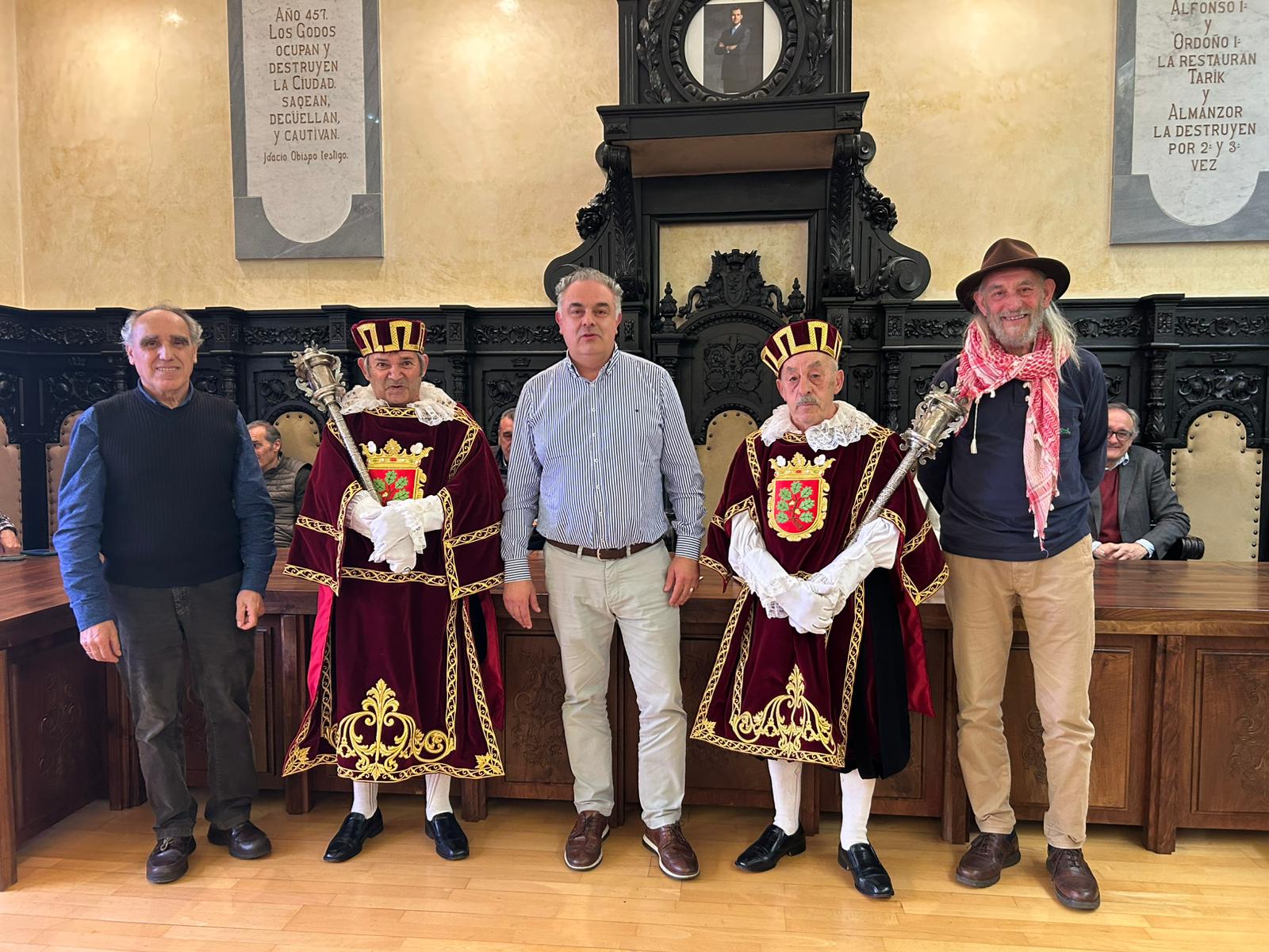 Acto de reconocimiento realizado por el Ayuntamiento a los dos ‘maceros’. | L.N.C.