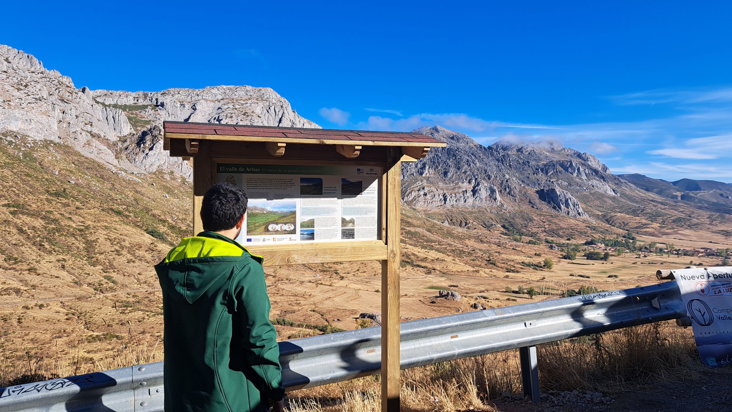 En la fotografía, el panel instalado en Cubillas de Arbas.
