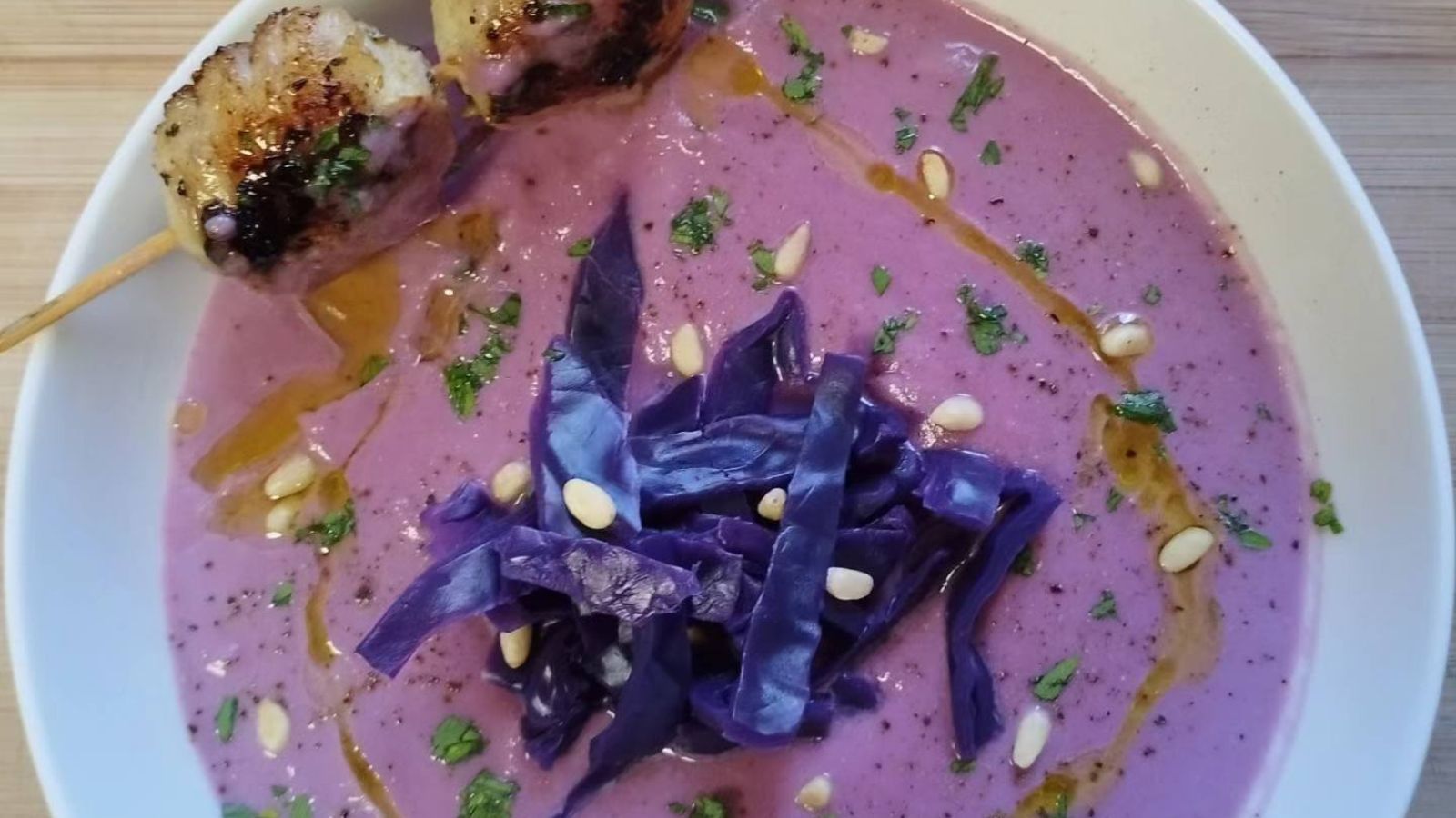 Receta de crema de lombarda con brocheta de vieiras de Marcelo Ramón.