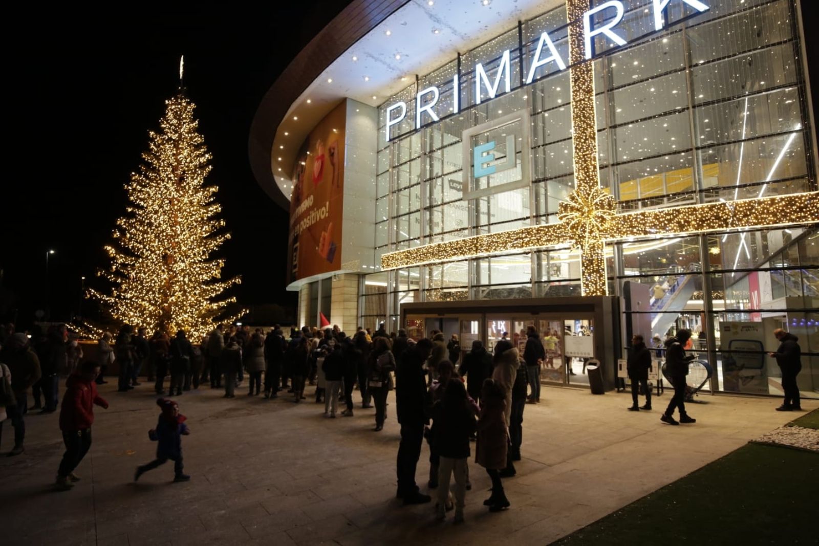 Encendido de las luces de Navidad en Espacio León | FERNANDO OTERO