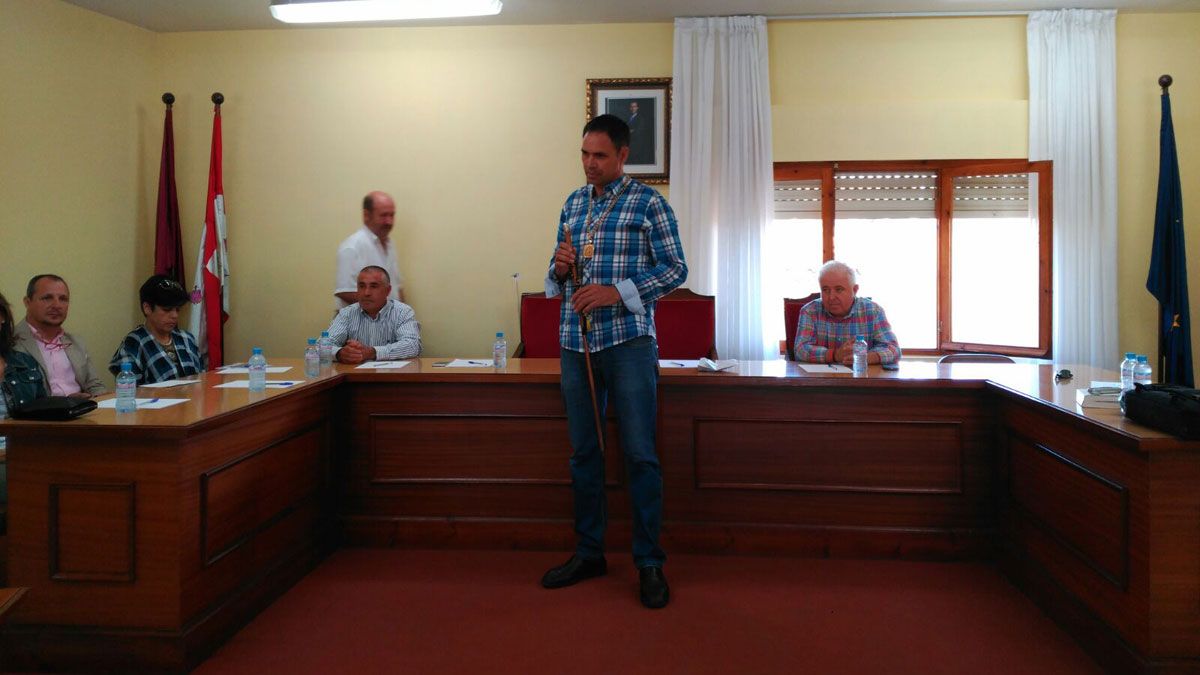 El nuevo alcalde de Valderas, Nacho del Pozo, ha tomado posesión del cargo esta mañana. | T.G.