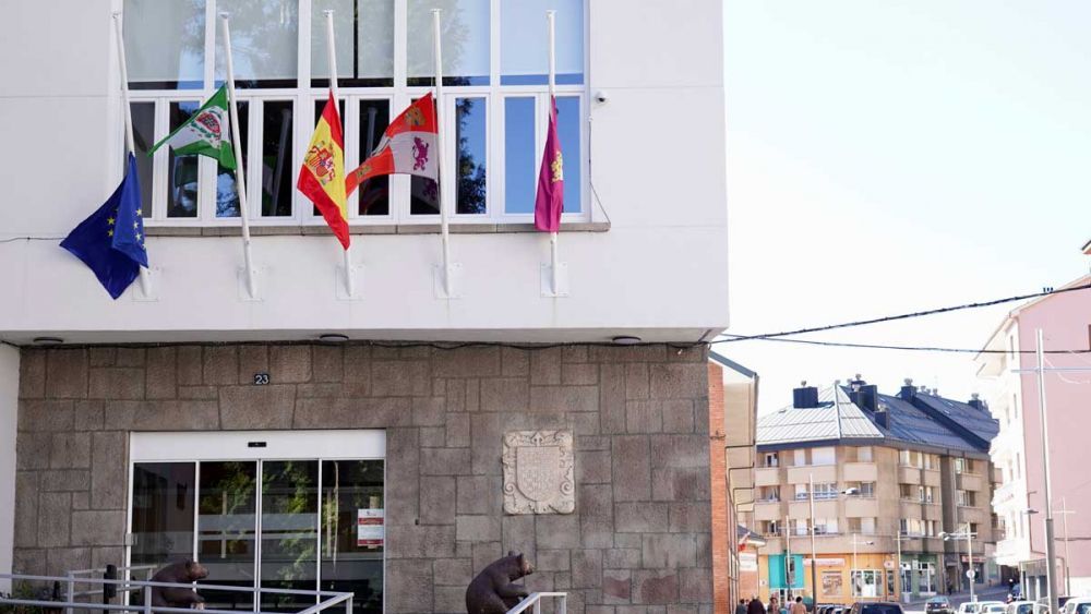 Banderas a media asta en el Ayuntamiento de Villablino. | CAMPILLO (ICAL)