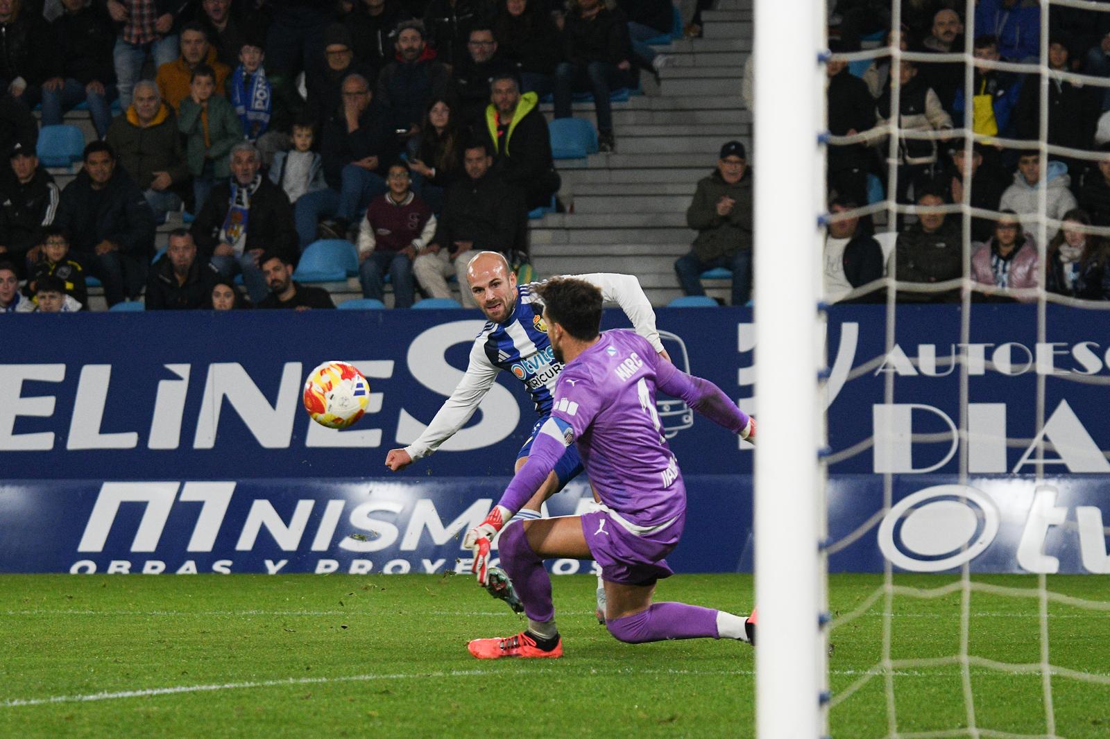 Sergio Benito intenta batir a Marc Martínez en el partido contra el Lugo. | QUINITO Sergio Benito intenta batir a Marc Martínez en el partido contra el Lugo. | QUINITO