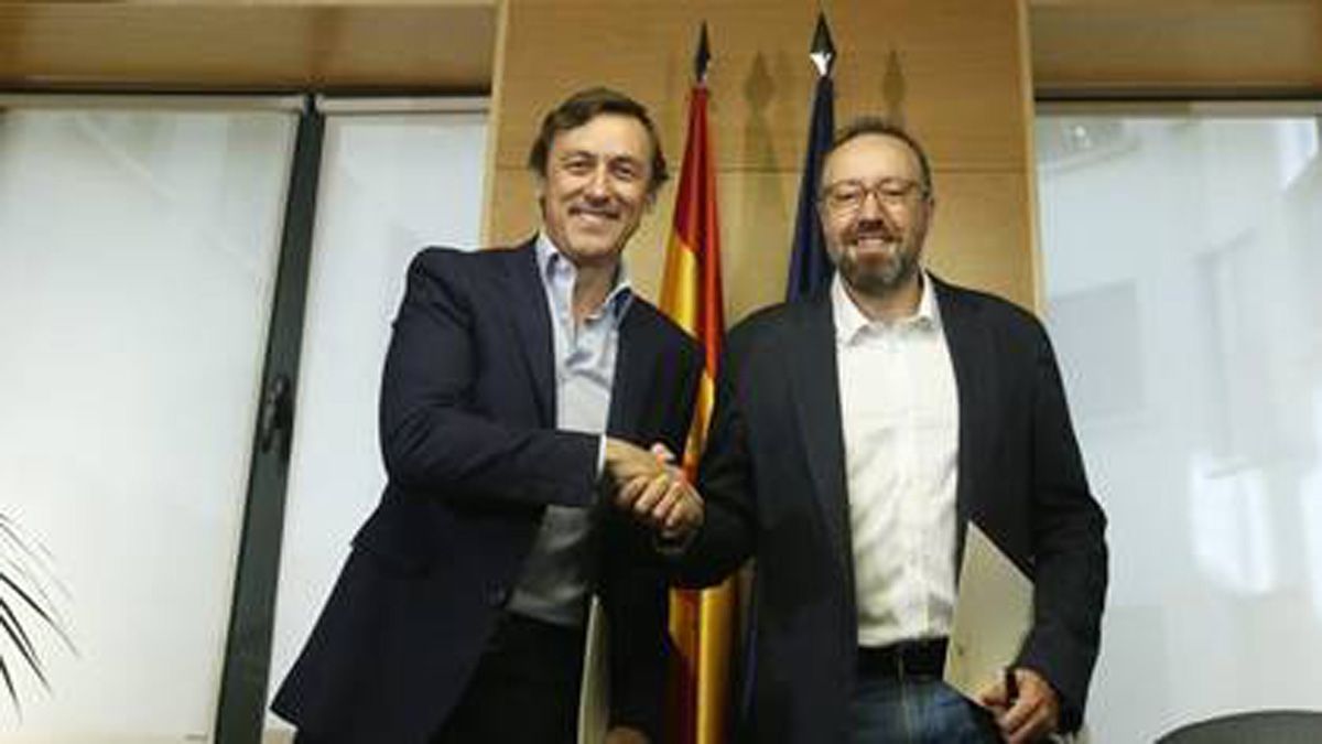 Rafael Hernado y Juan Carlos Girauta, en la firma del acuerdo. | ABC.ES
