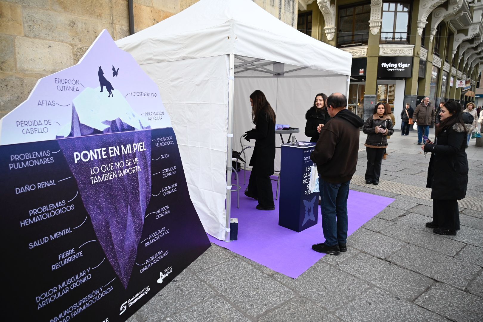 Carpa instalada en la plaza de San Marcelo para llevar a cabo esta iniciativa. | SAÚL ARÉN
