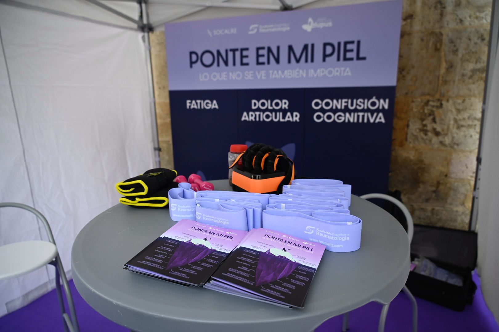 Aparatos para poner a las personas 'en la piel' de las personas con lupus. | SAÚL ARÉN