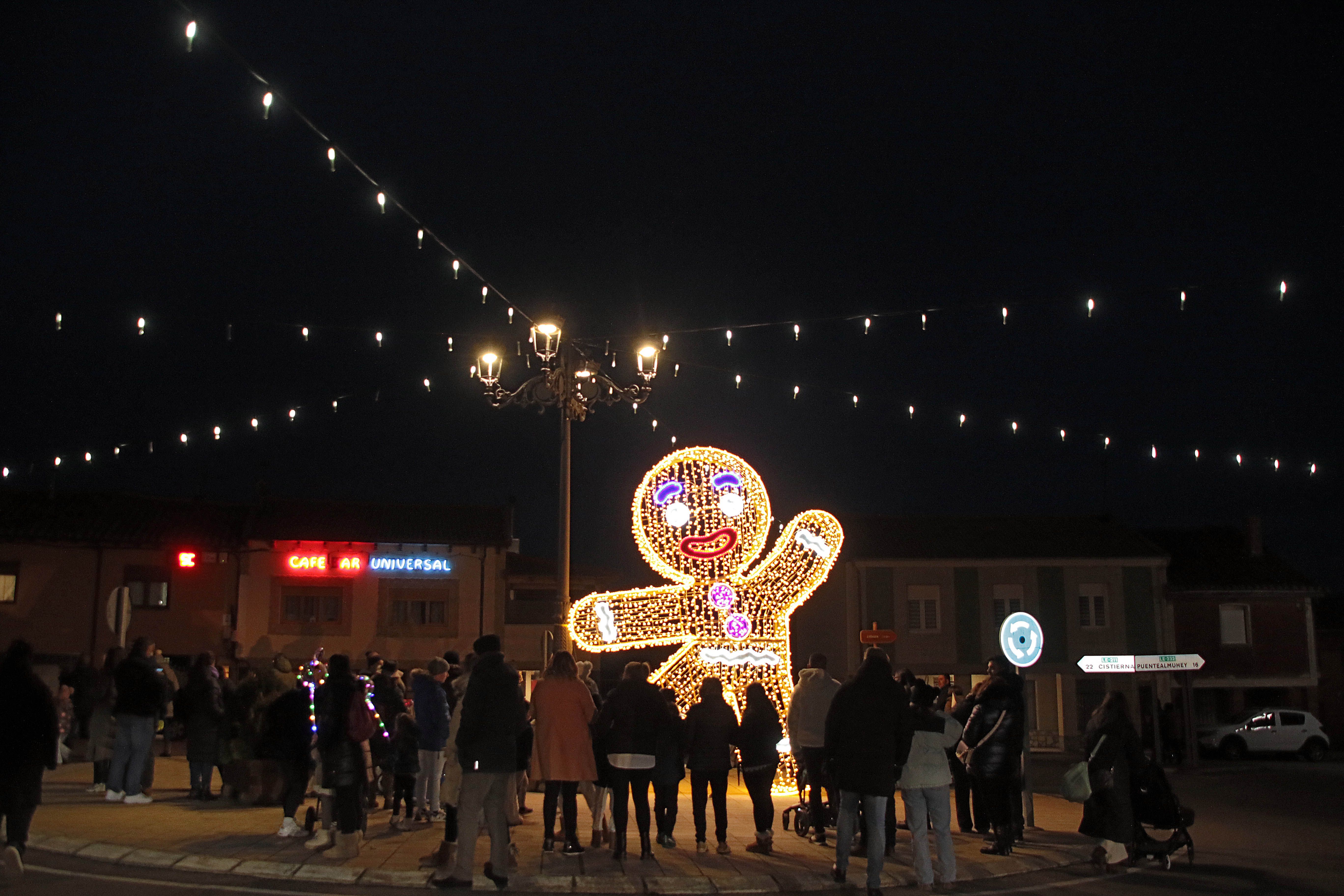 La Navidad ya ilumina a Almanza con más de 120.000 luces. | ICAL