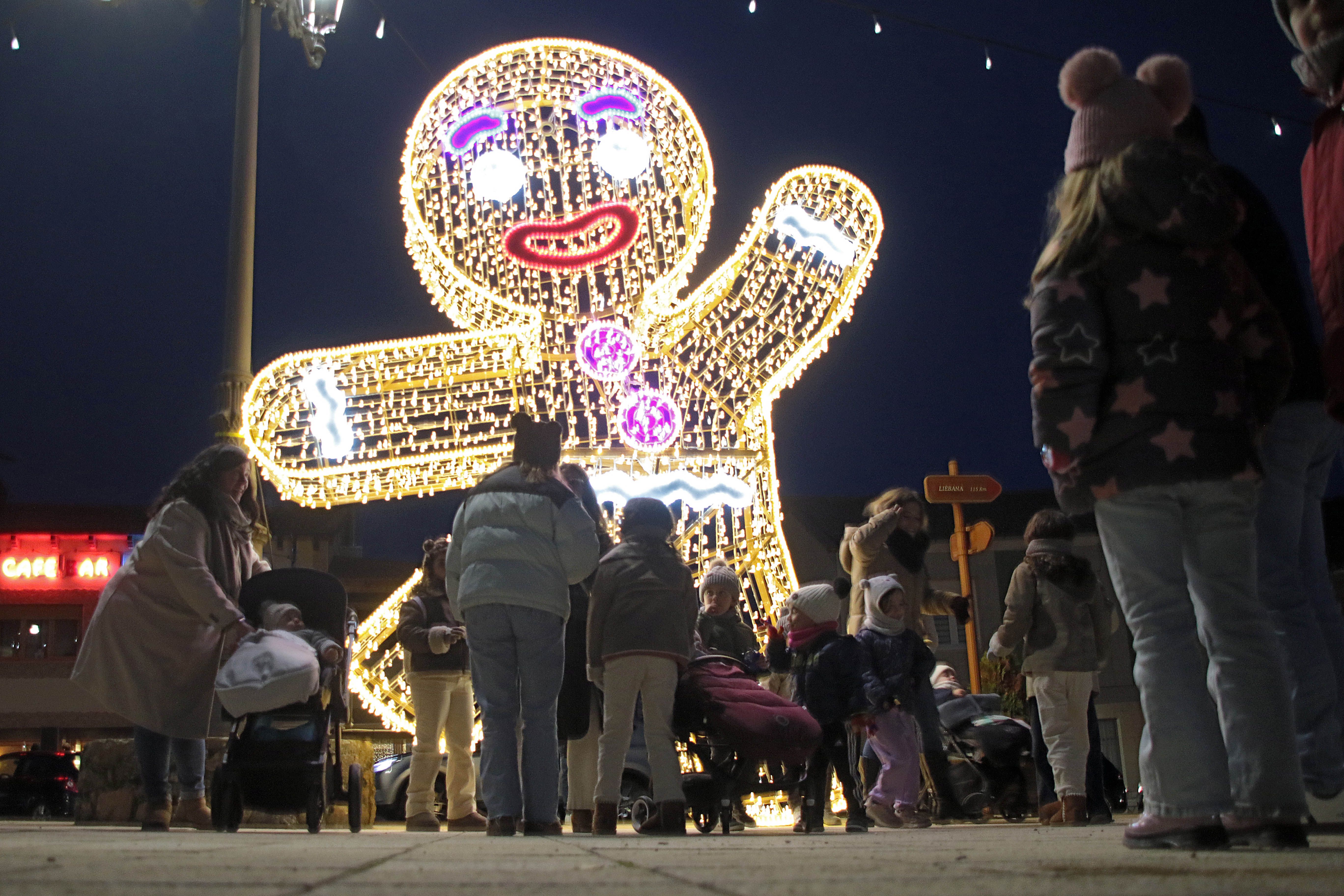 La Navidad ya ilumina a Almanza con más de 120.000 luces. | ICAL