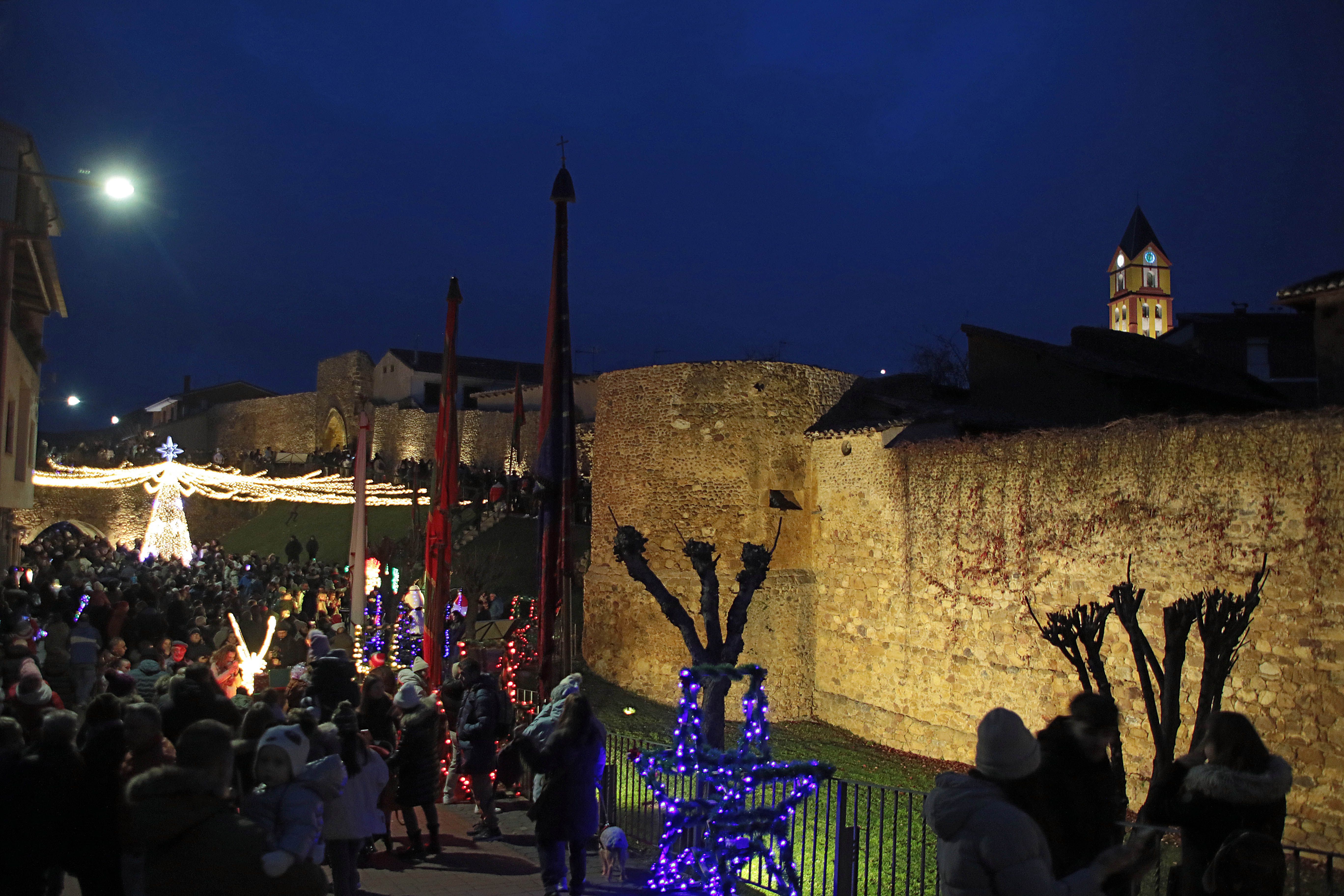 La Navidad ya ilumina a Almanza con más de 120.000 luces. | ICAL