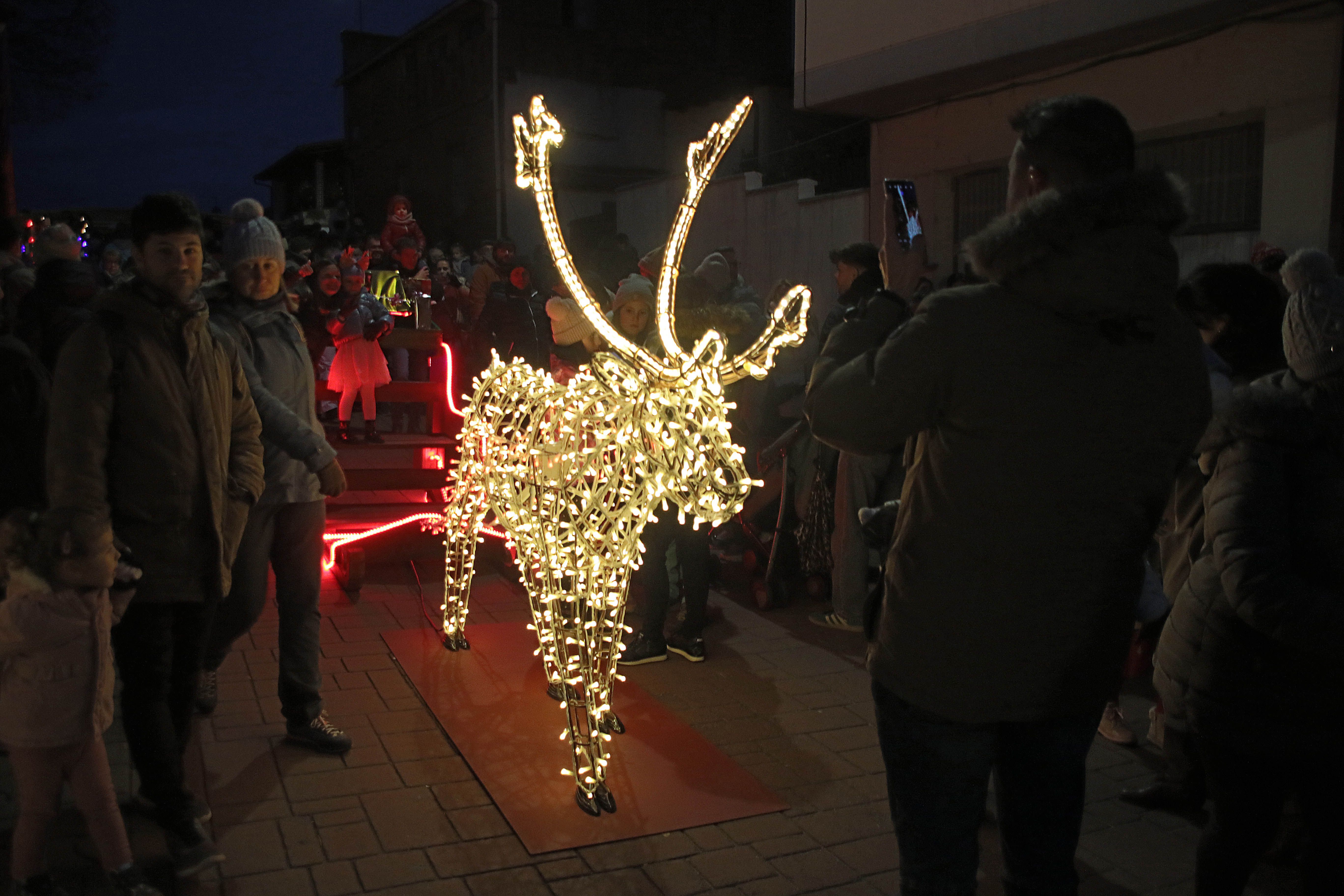 La Navidad ya ilumina a Almanza con más de 120.000 luces. | ICAL