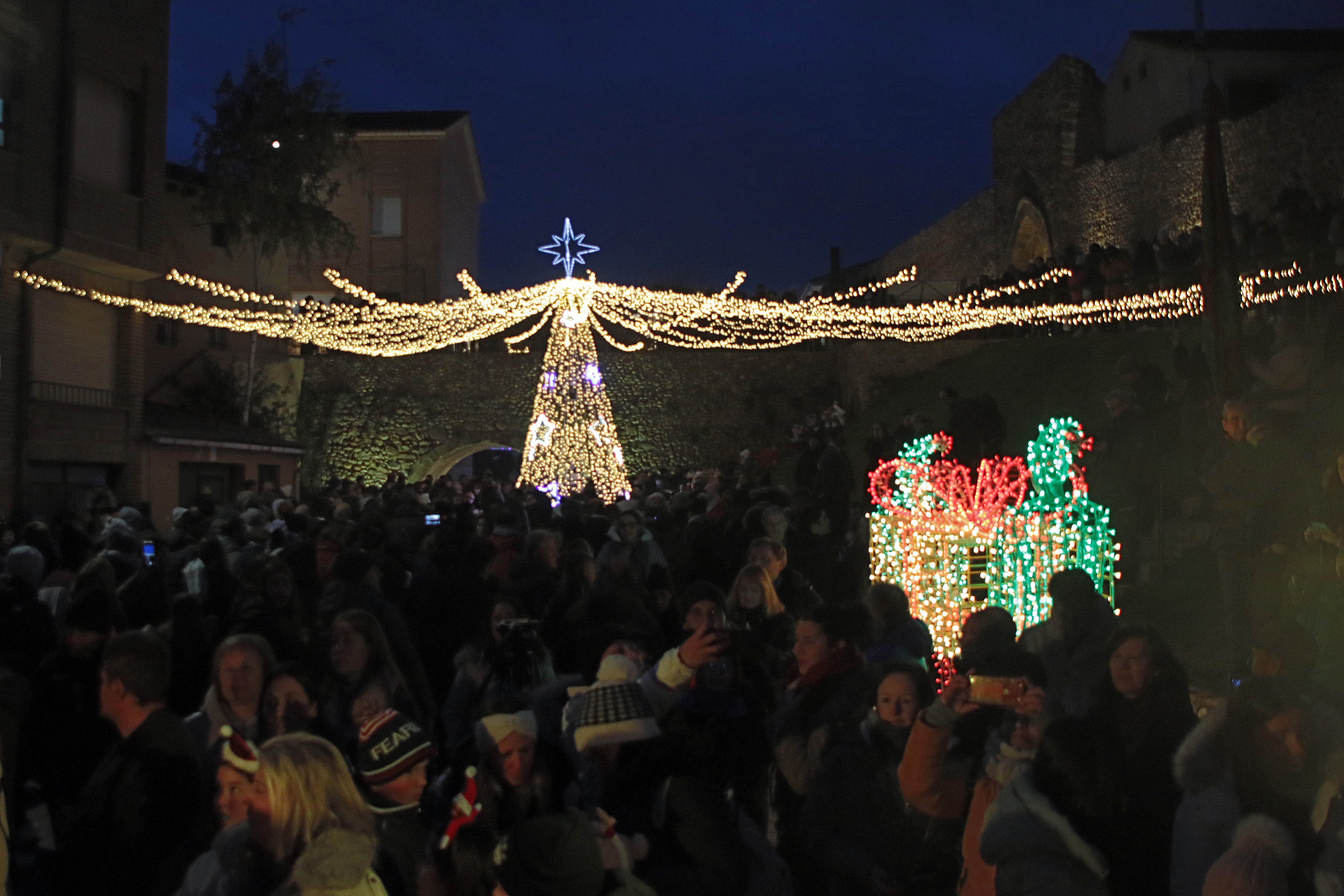 La Navidad ya ilumina a Almanza con más de 120.000 luces. | ICAL