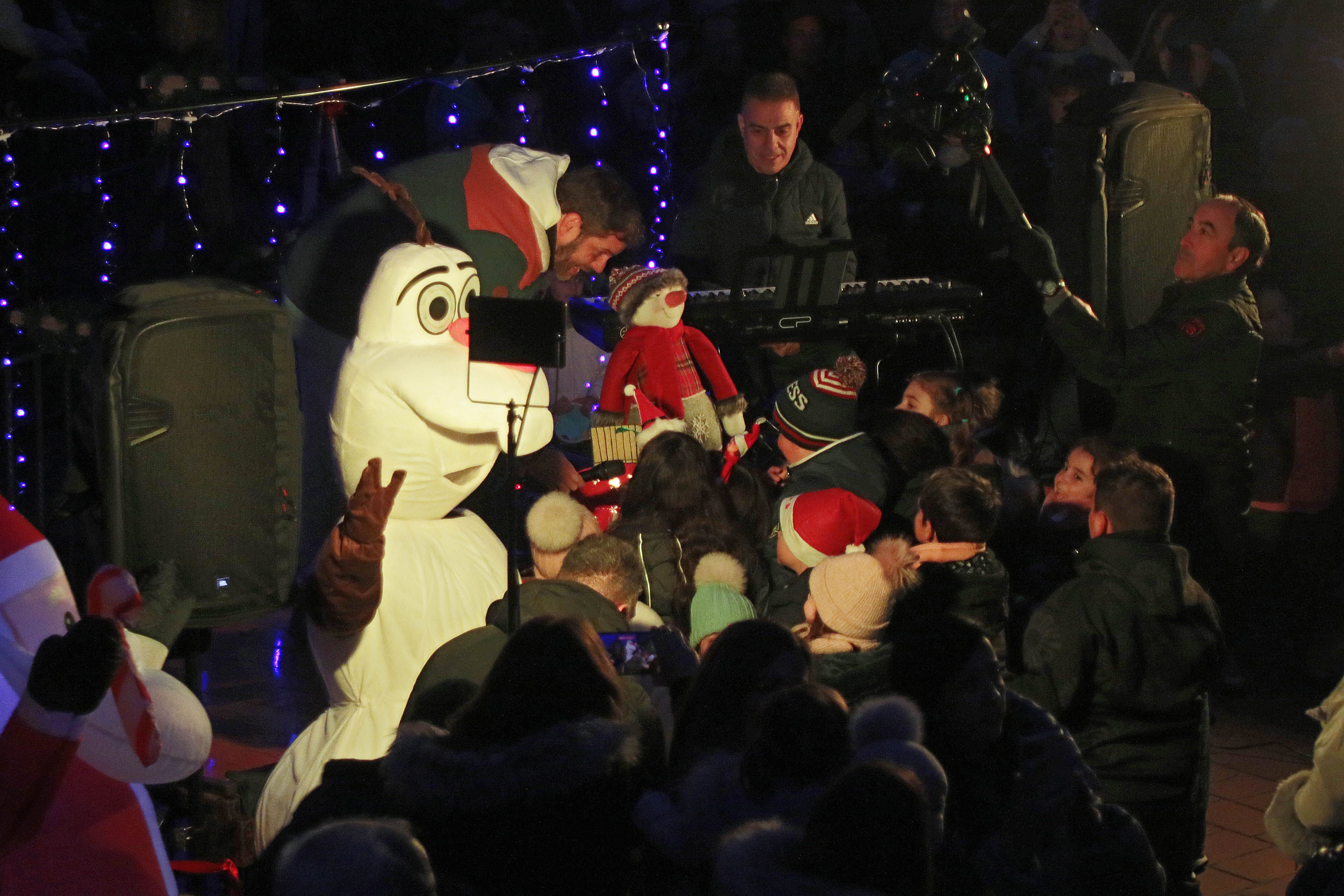 La Navidad ya ilumina a Almanza con más de 120.000 luces. | ICAL