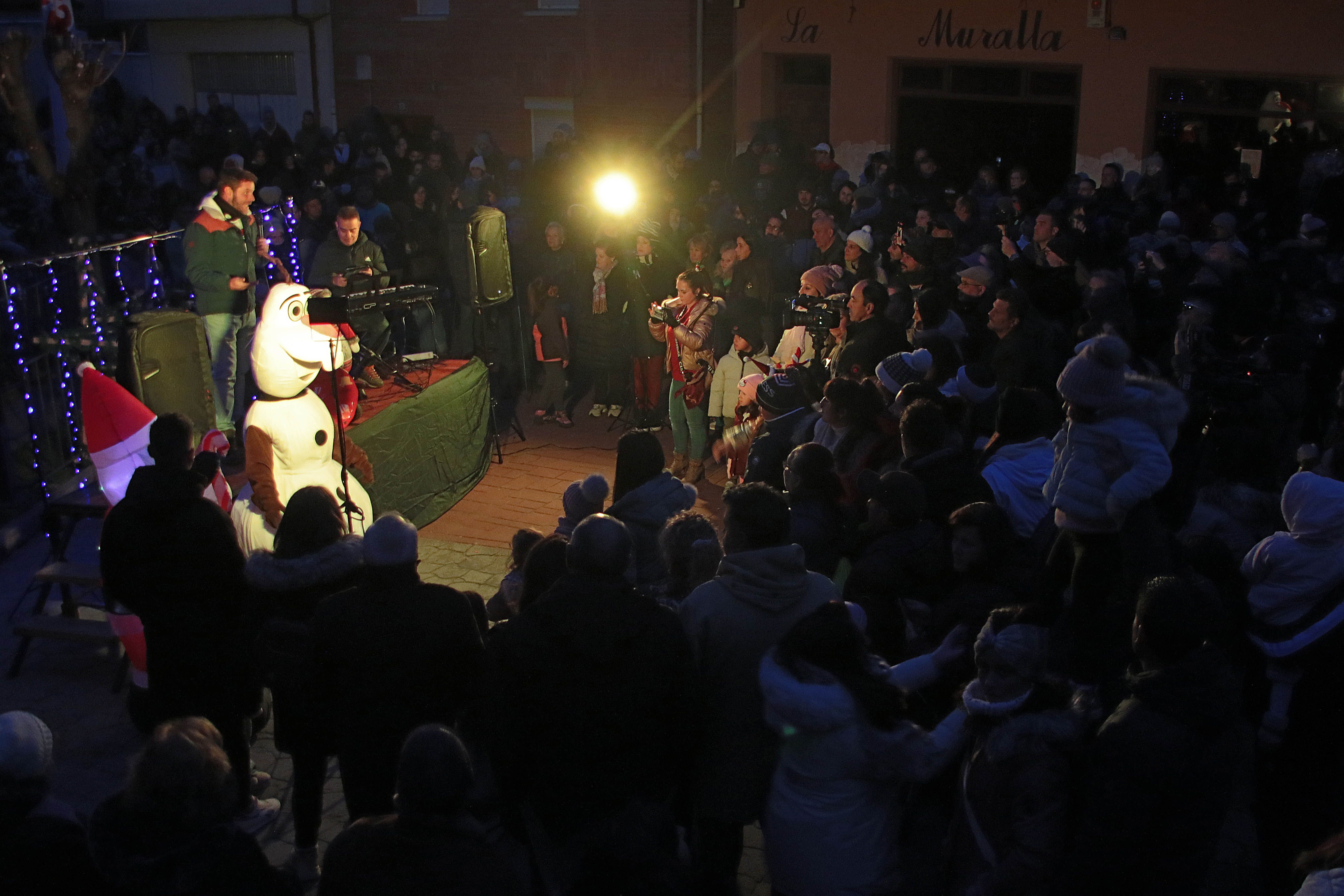 La Navidad ya ilumina a Almanza con más de 120.000 luces. | ICAL