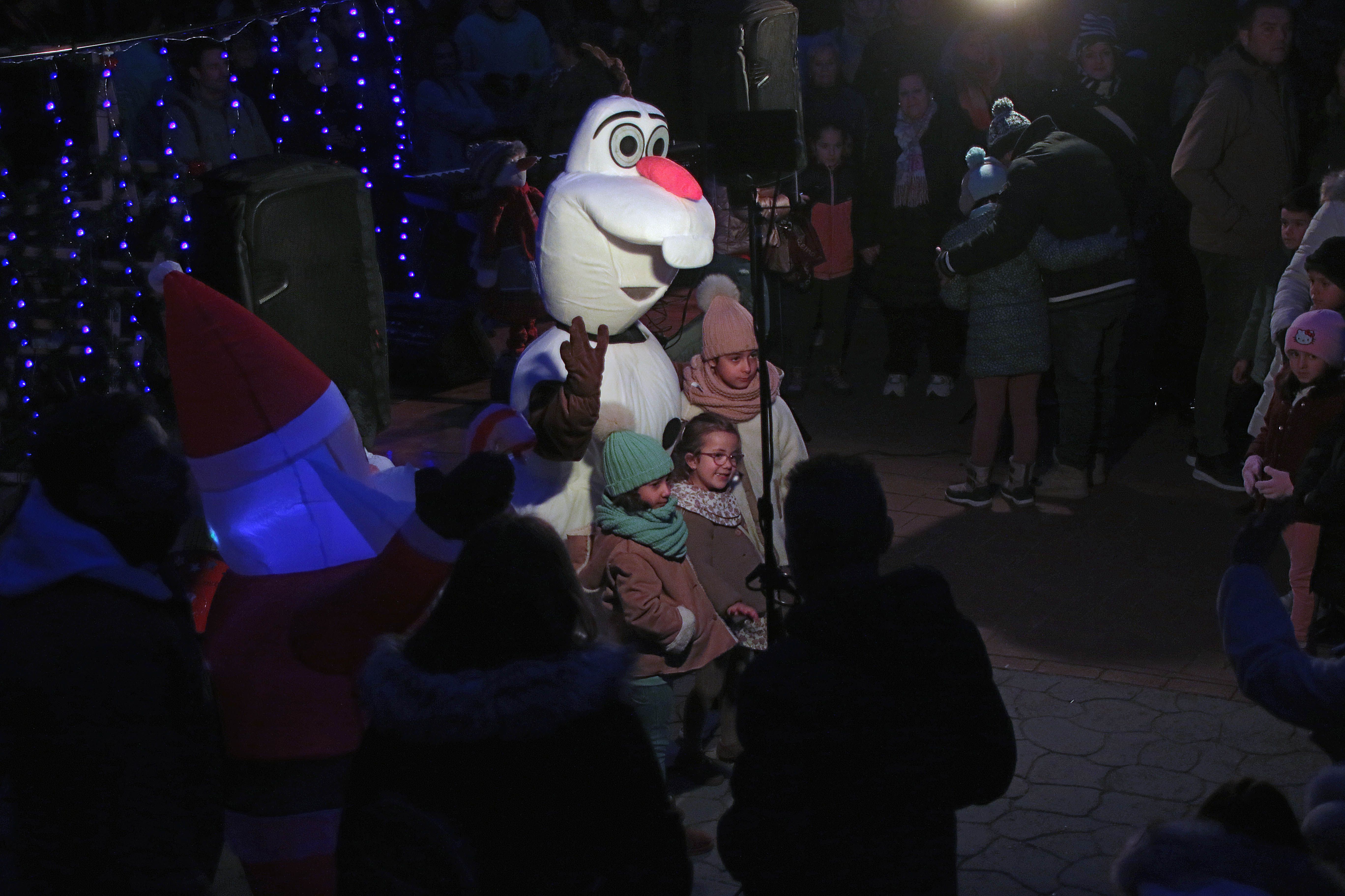 La Navidad ya ilumina a Almanza con más de 120.000 luces. | ICAL