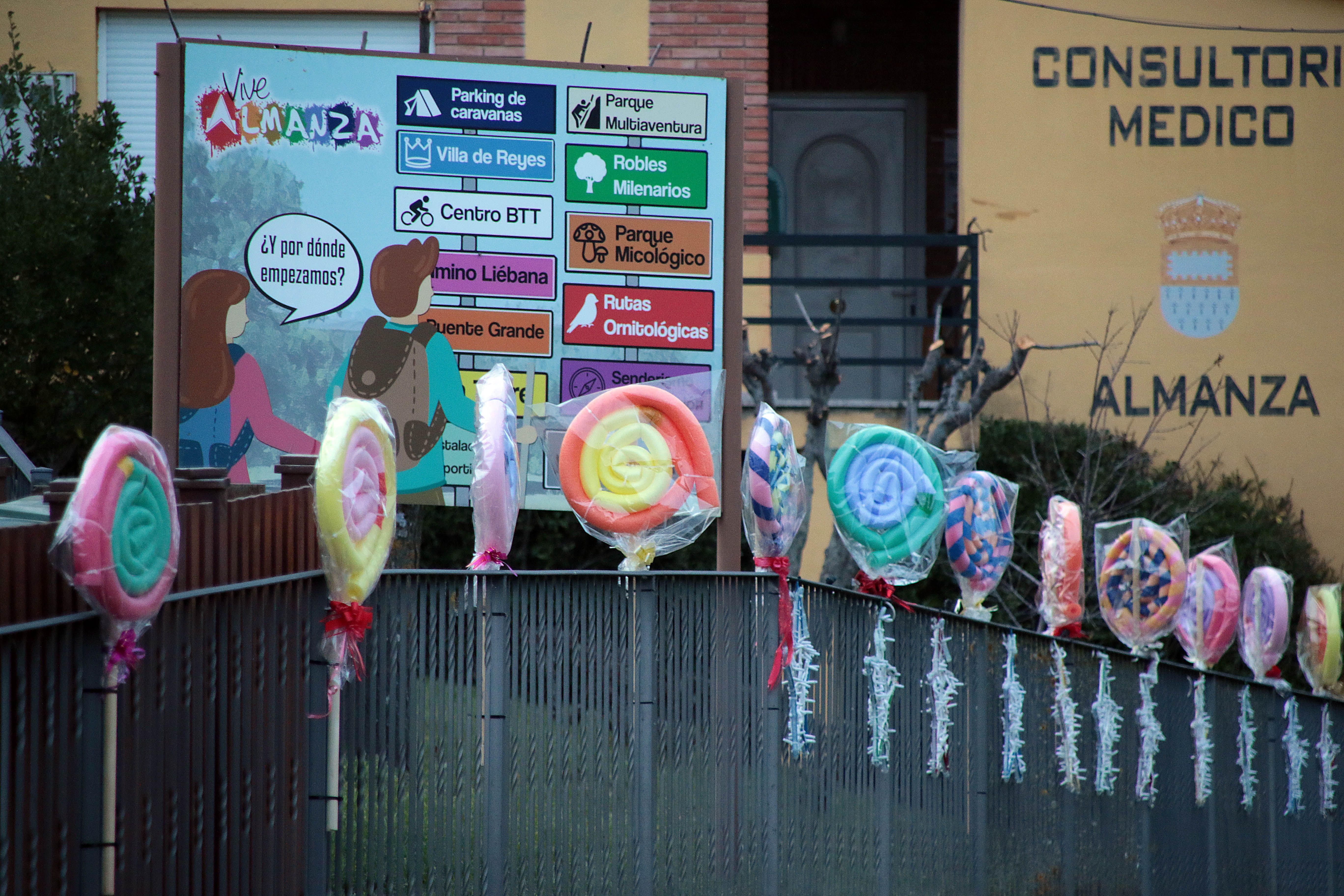 La Navidad ya ilumina a Almanza con más de 120.000 luces. | ICAL