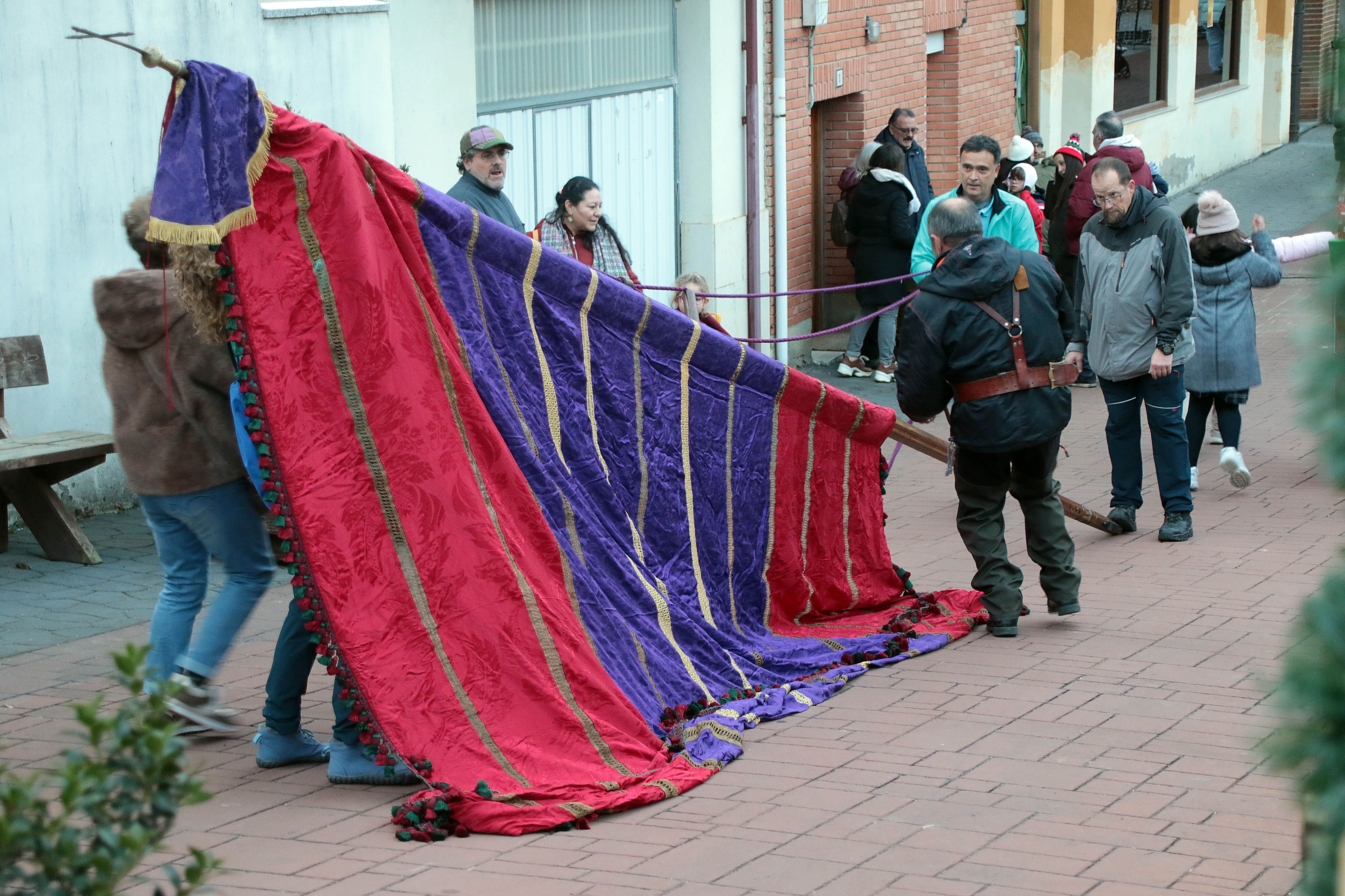 La Navidad ya ilumina a Almanza con más de 120.000 luces. | ICAL