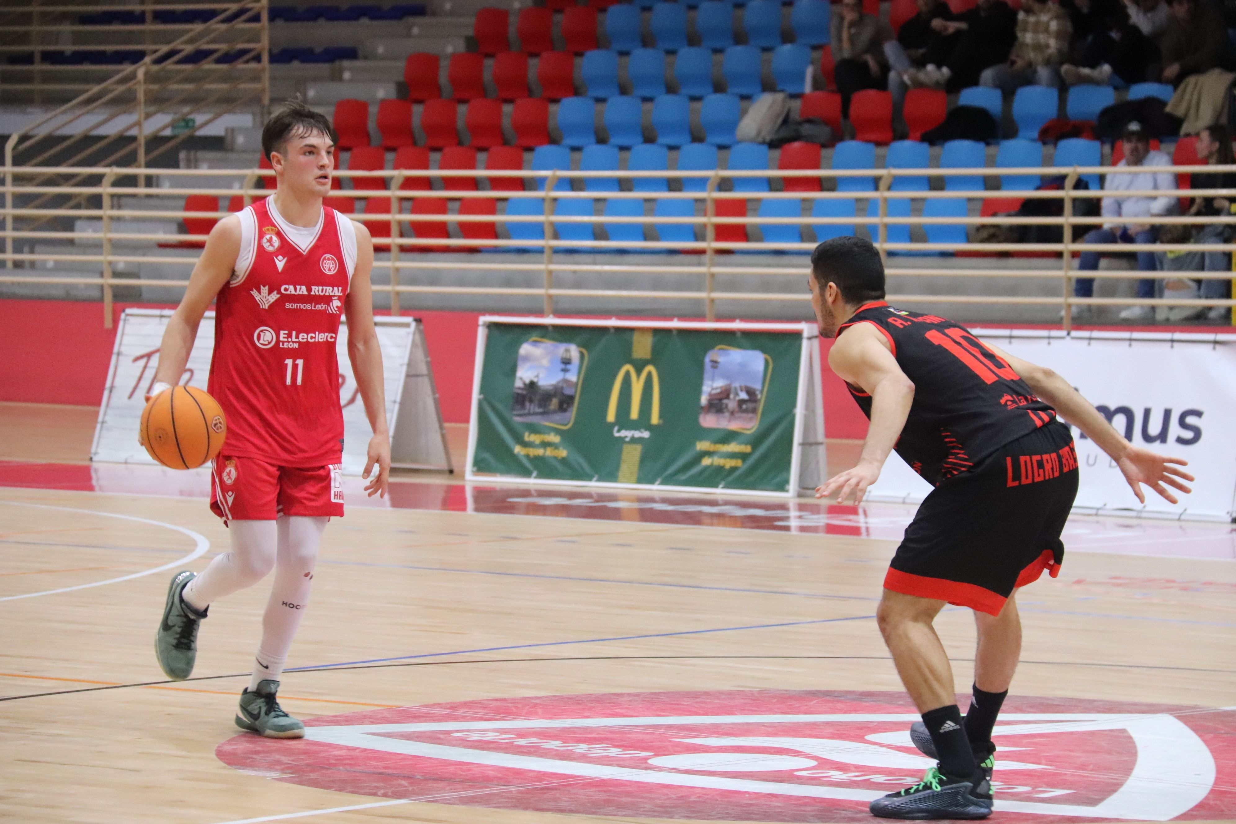 Dídac Cebolla sube el balón durante el choque de Copa con Logroño. | L.N.C.