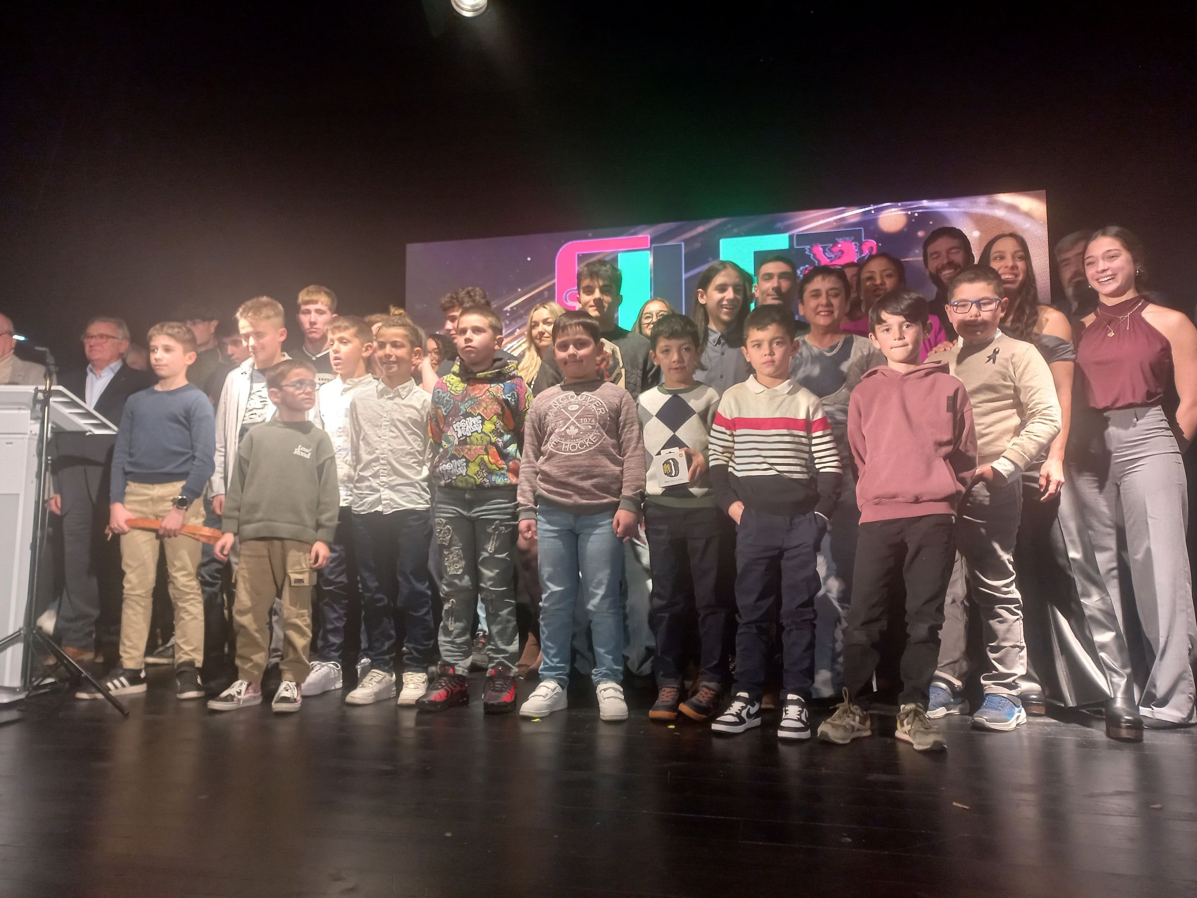 Foto de familia de los galardonados que asistieron pues faltaron varios F. FERNÁNDEZ