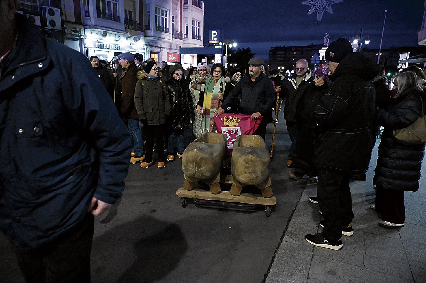 La jornada busca reivindicar la importancia de las madreñas en el mundo rural leonés. | SAÚL ARÉN La jornada busca reivindicar la importancia de las madreñas en el mundo rural leonés. | SAÚL ARÉN