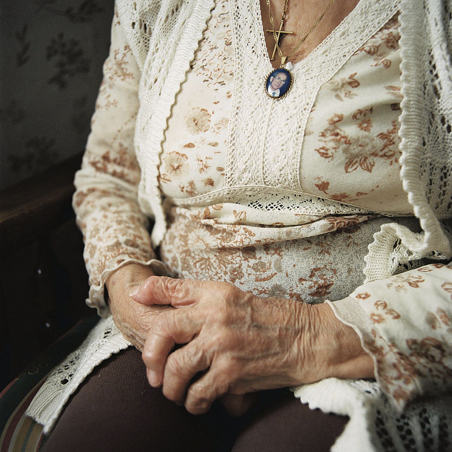 Purificación Prieto, ‘la abuela Puri’, que lleva al cuello el camafeo con la imagen de Ropero. | VÍCTOR JUSTEL