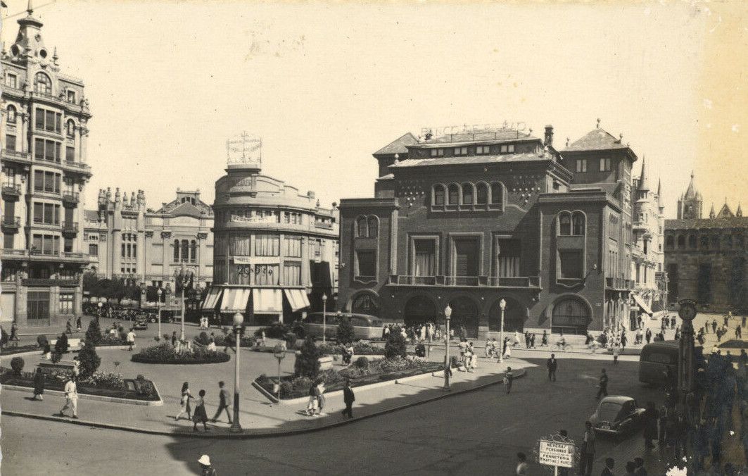 Fotografía antigua del Casino junto a lo que ahora es el Museo de León y el instituto viejo.