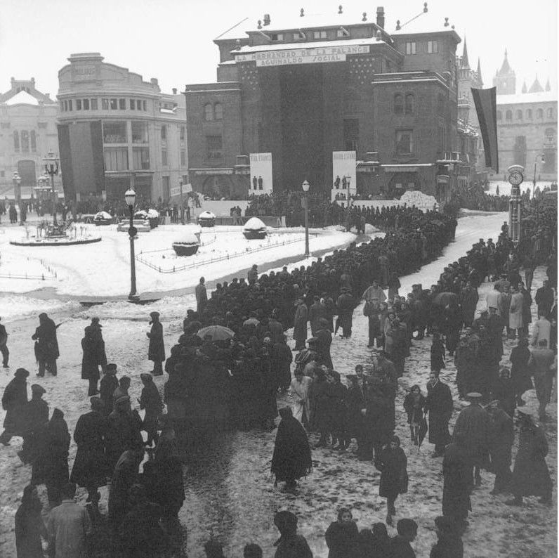 Colas del Casino del Auxilio Social tras la guerra.