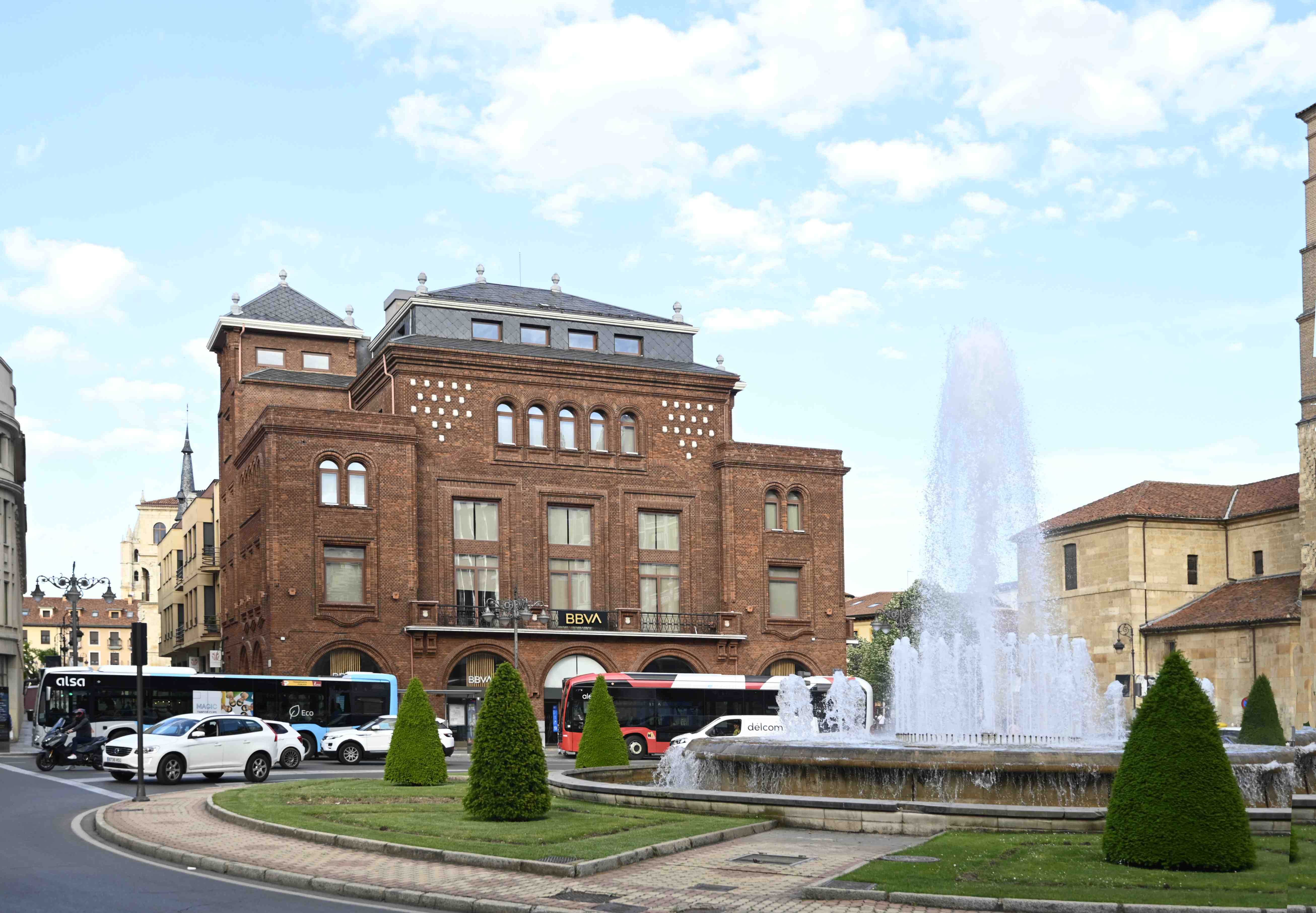 El edificio del Casino de León en la actualidad como sede bancaria, función que tiene desde hace muchos años.