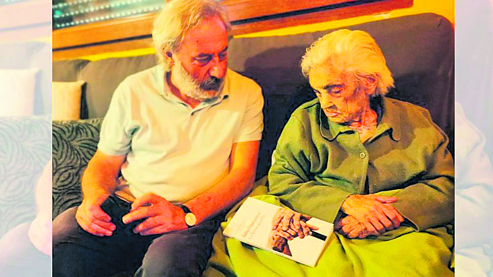 Julio Llamazares cuando visitó a la centenaria María la de Ruitelán para agradecerle la última frase de La lluvia amarilla. 