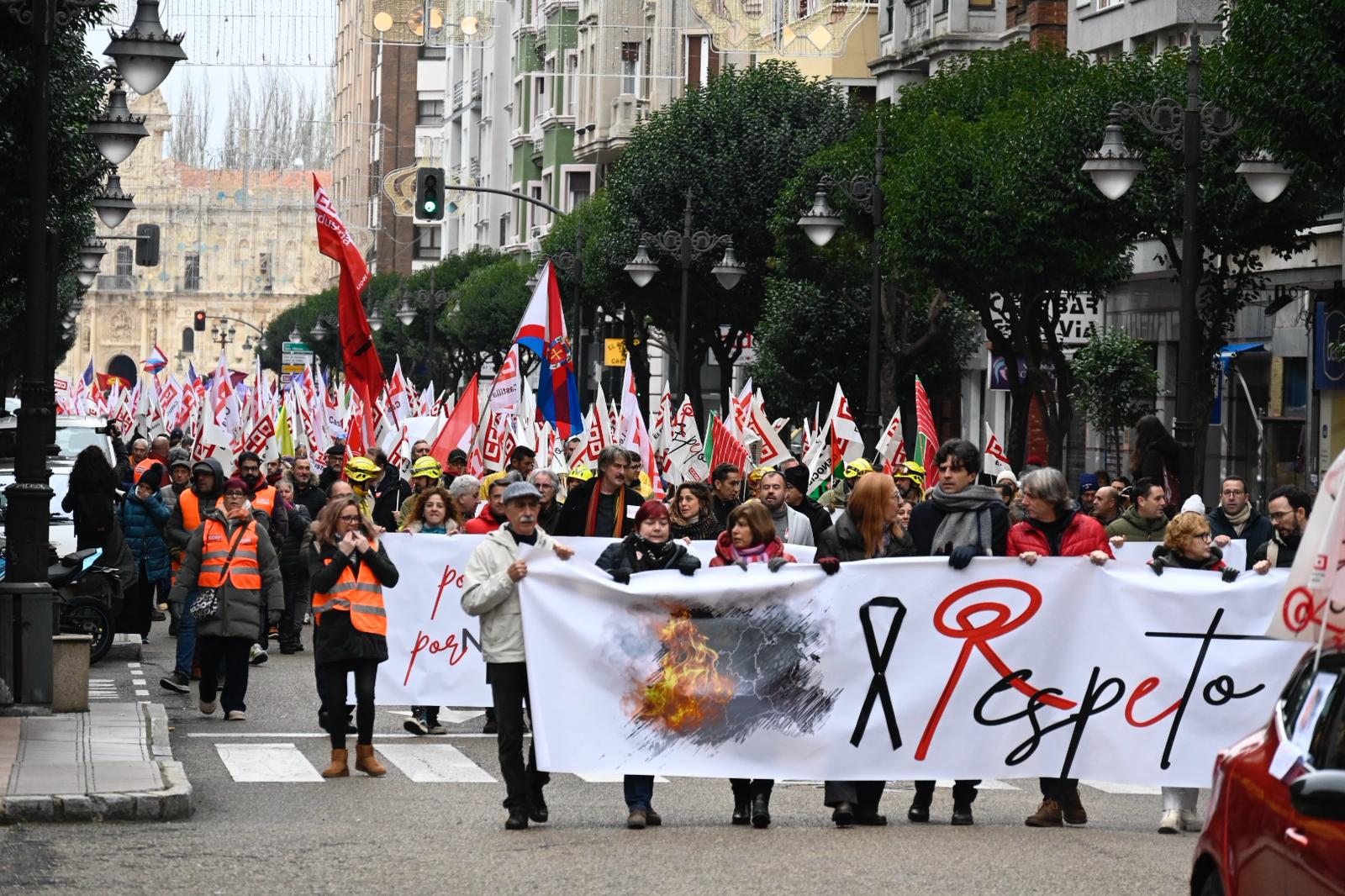 Miles de personas han participado en la protesta por las calles de León este domingo. | SAÚL ARÉN