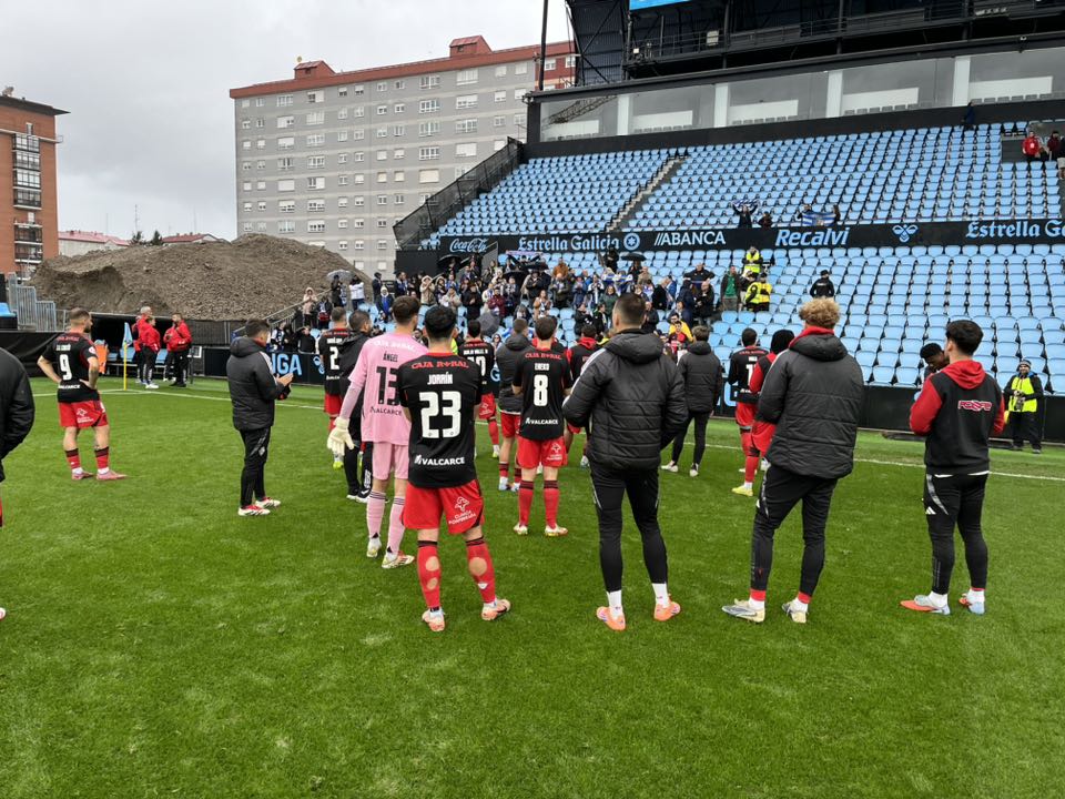 La Ponferradina agradece los ánimos a la afición tras el partido. | SDP La Ponferradina agradece los ánimos a la afición tras el partido. | SDP
