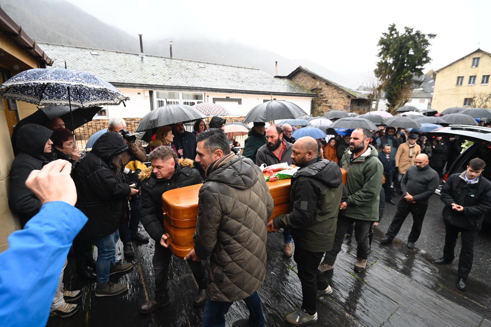 Funeral de Anilso Soares, minero de Caboalles de Abajo fallecido en el accidente de Cangas del Narcea. | SAÚL ARÉN