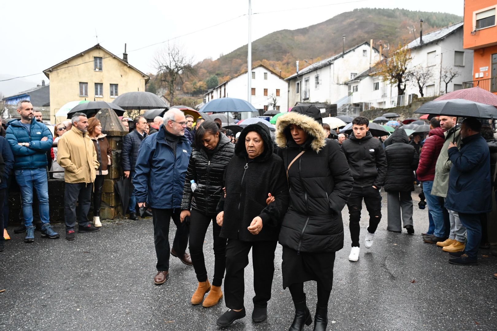 Caboalles de Abajo despide al minero fallecido en el accidente de Cangas del Narcea. | SAÚL ARÉN