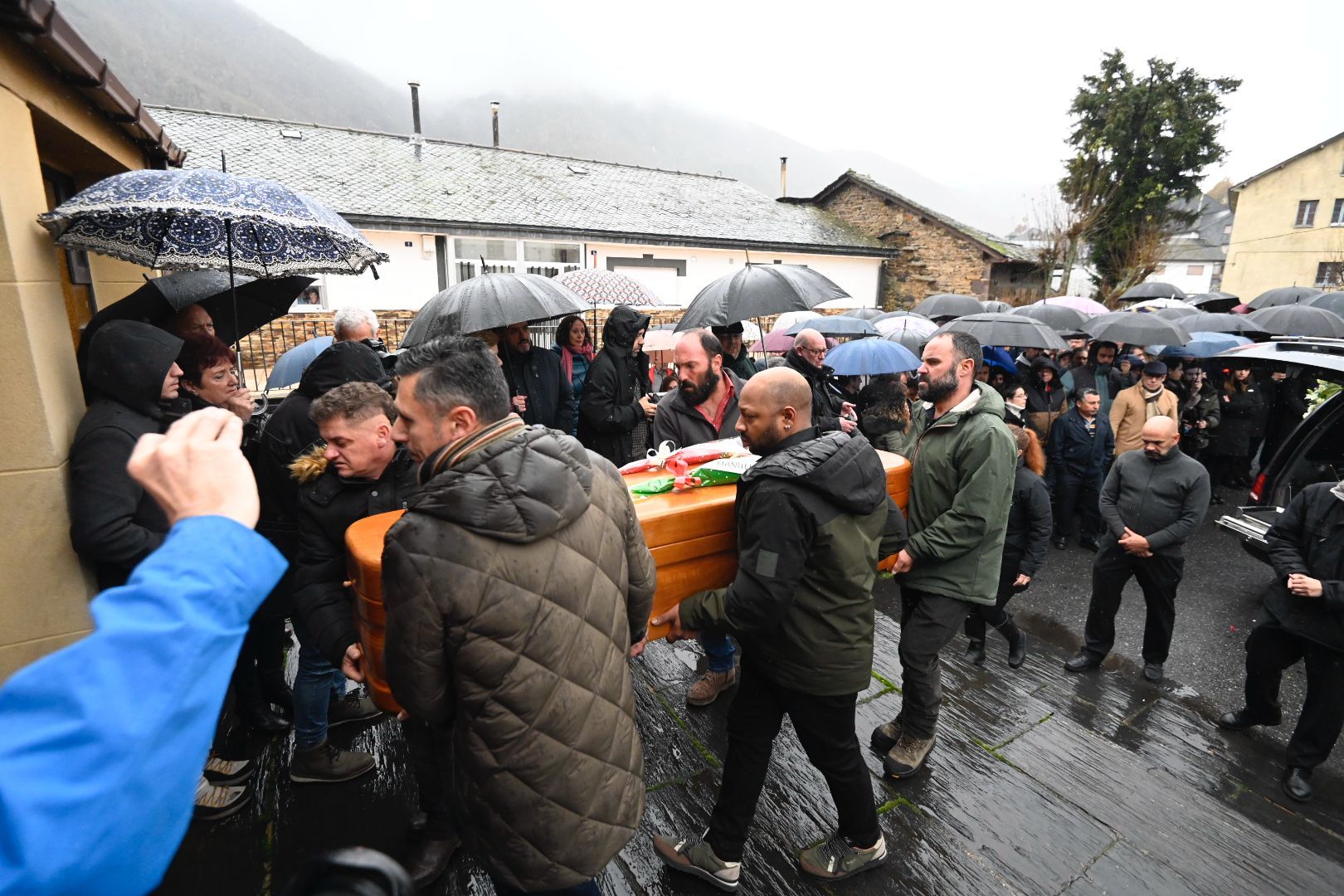 Caboalles de Abajo despide al minero fallecido en el accidente de Cangas del Narcea. | SAÚL ARÉN