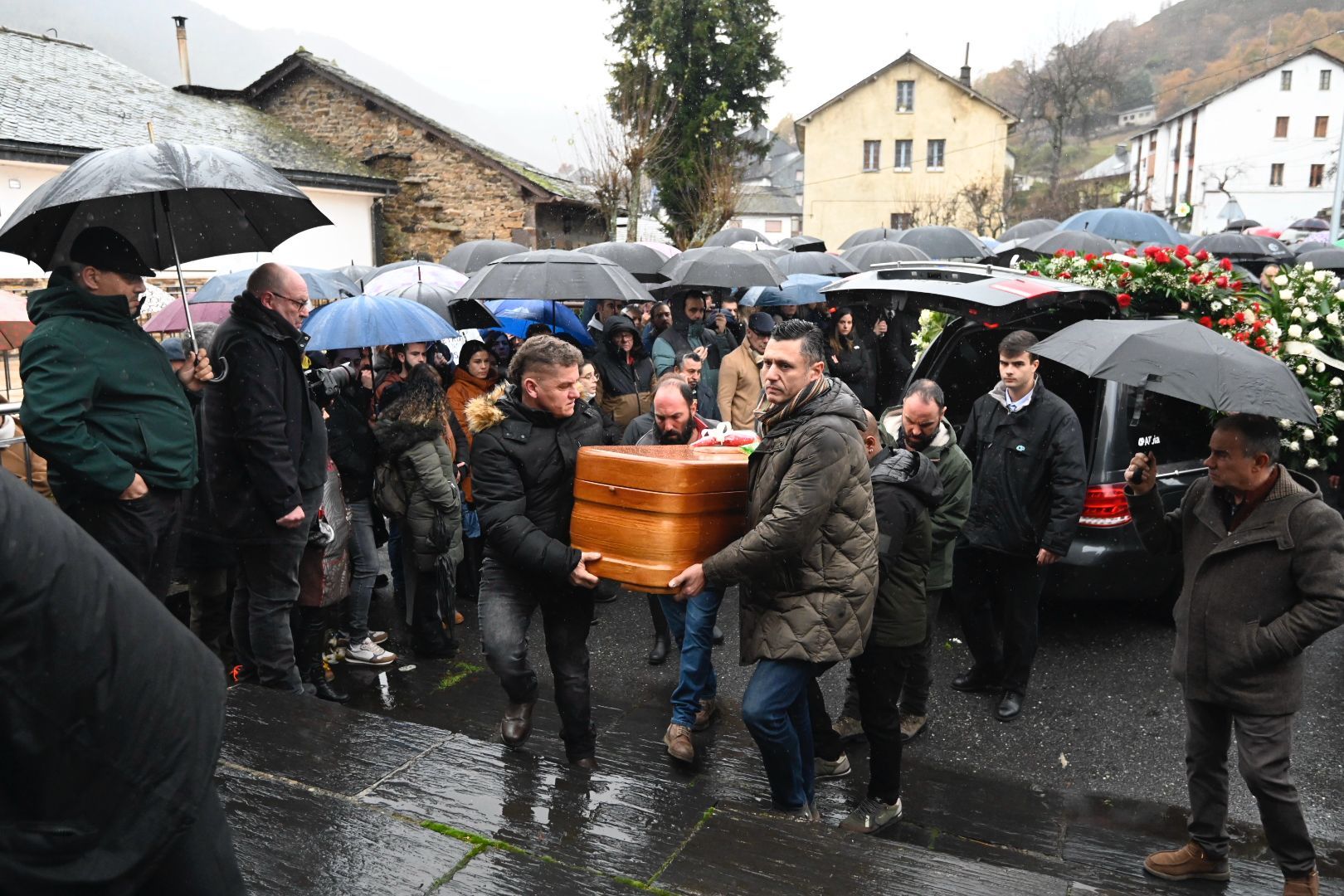 Caboalles de Abajo despide al minero fallecido en el accidente de Cangas del Narcea. | SAÚL ARÉN