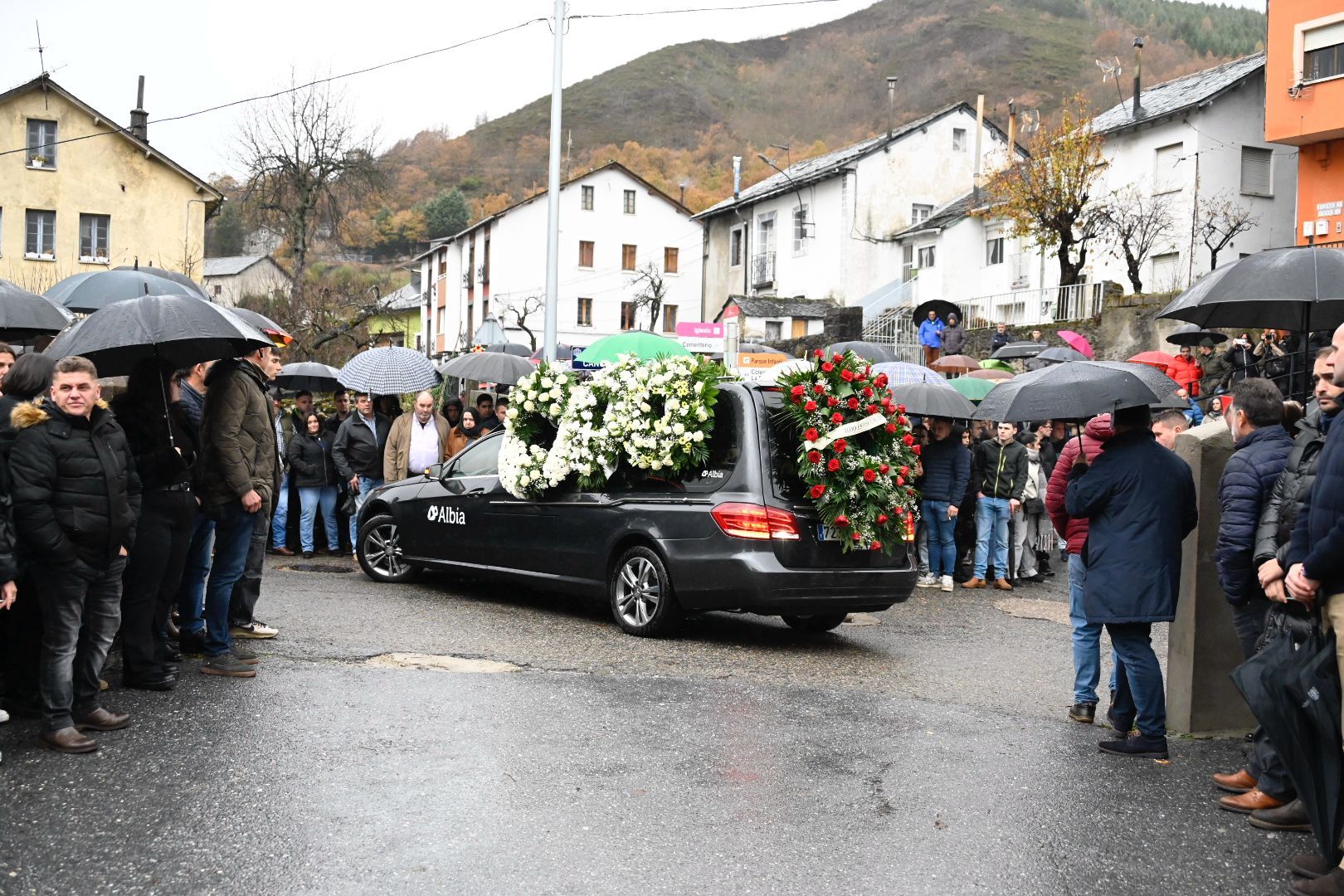 Caboalles de Abajo despide al minero fallecido en el accidente de Cangas del Narcea. | SAÚL ARÉN