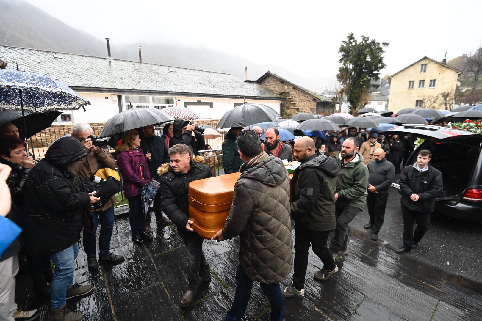 Caboalles de Abajo despide al minero fallecido en el accidente de Cangas del Narcea. | SAÚL ARÉN