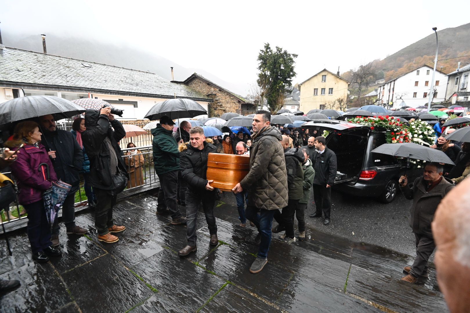 Caboalles de Abajo despide al minero fallecido en el accidente de Cangas del Narcea. | SAÚL ARÉN