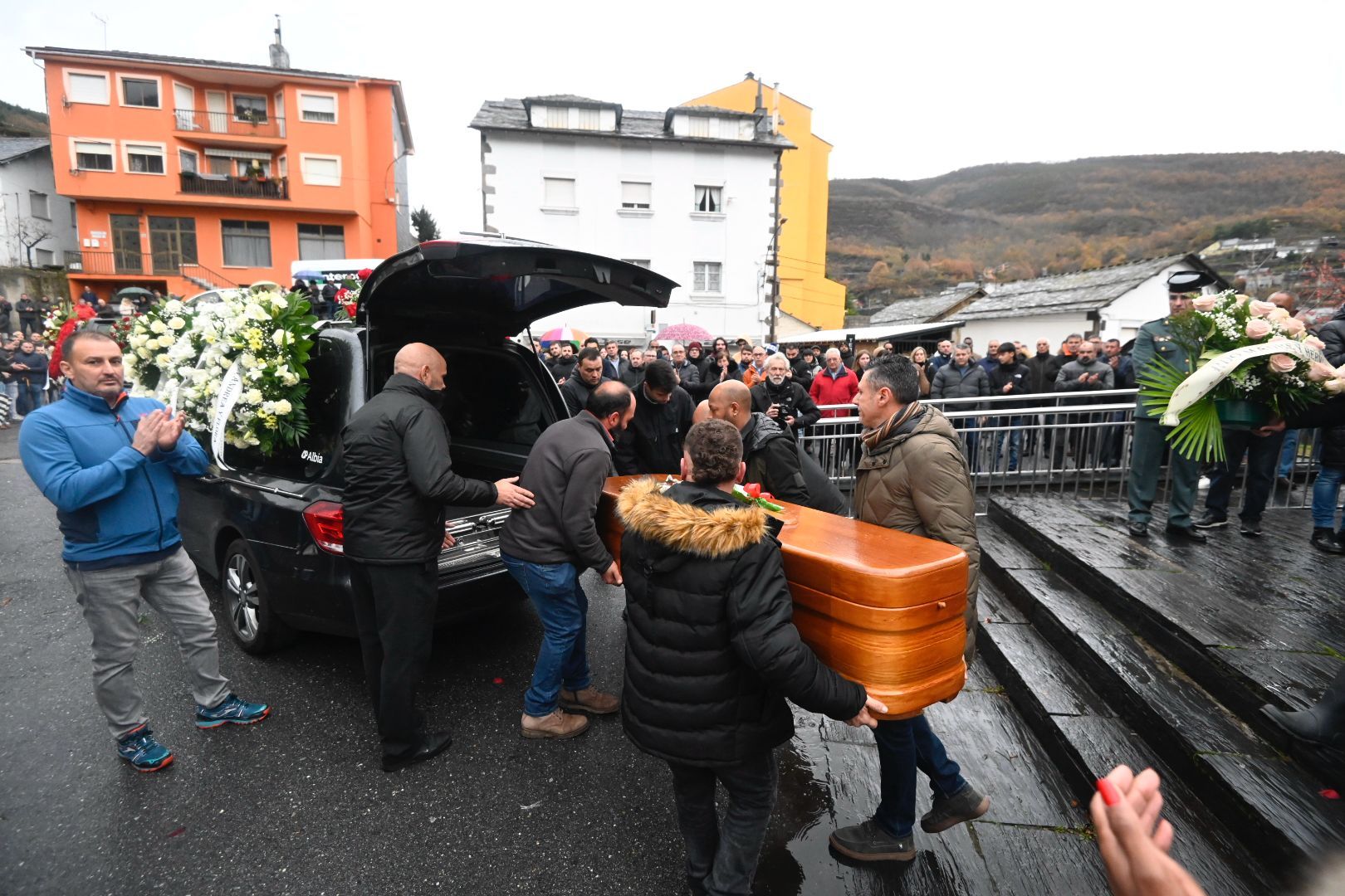 Caboalles de Abajo despide al minero fallecido en el accidente de Cangas del Narcea. | SAÚL ARÉN
