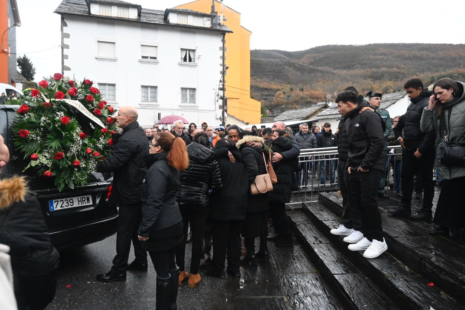 Caboalles de Abajo despide al minero fallecido en el accidente de Cangas del Narcea. | SAÚL ARÉN