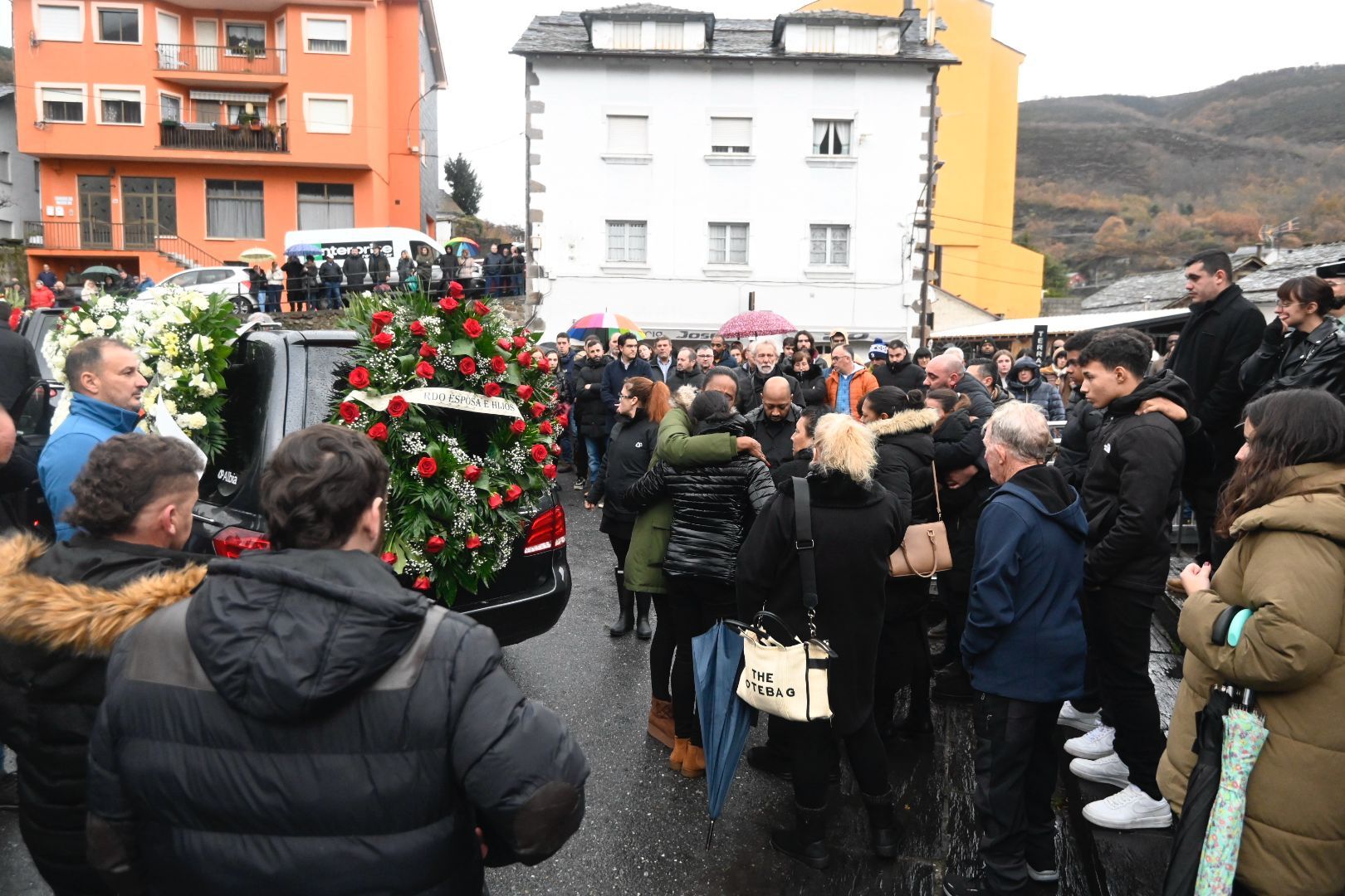 Caboalles de Abajo despide al minero fallecido en el accidente de Cangas del Narcea. | SAÚL ARÉN