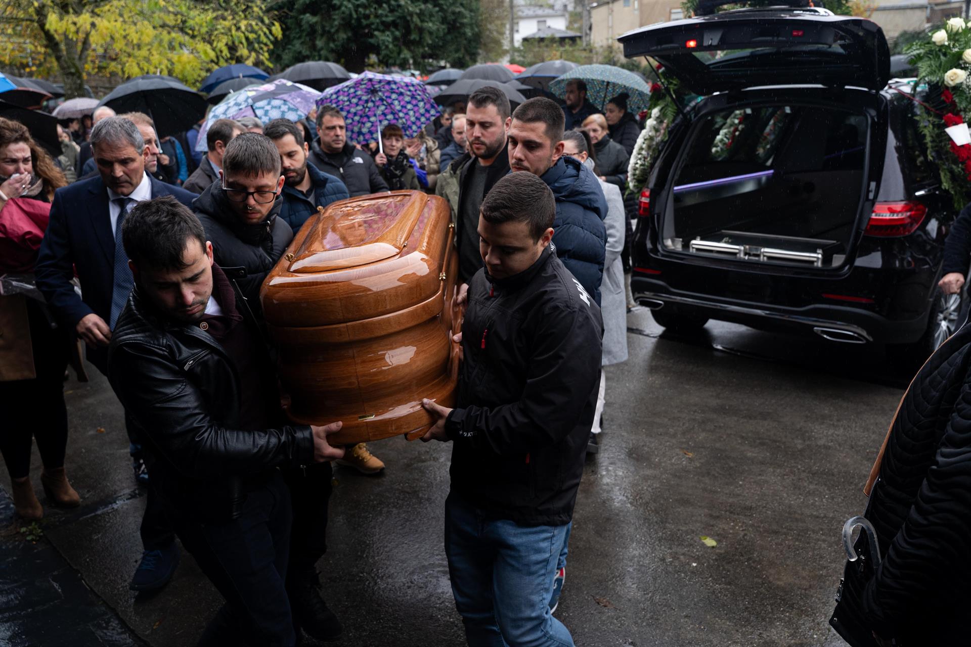 Llegada del féretro de Óscar Díaz a la iglesia parroquial de Posada de Rengos (Cangas del Narcea). | JUAN VEGA (EUROPA PRESS)